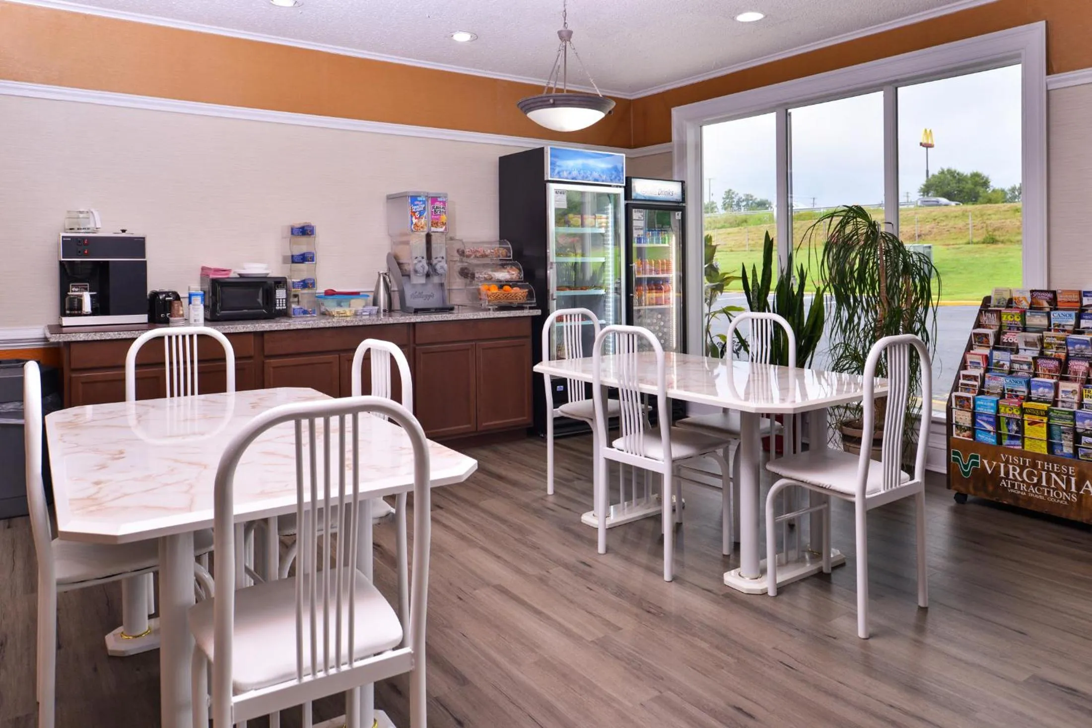 Food and drinks in Americas Best Value Inn Richmond South