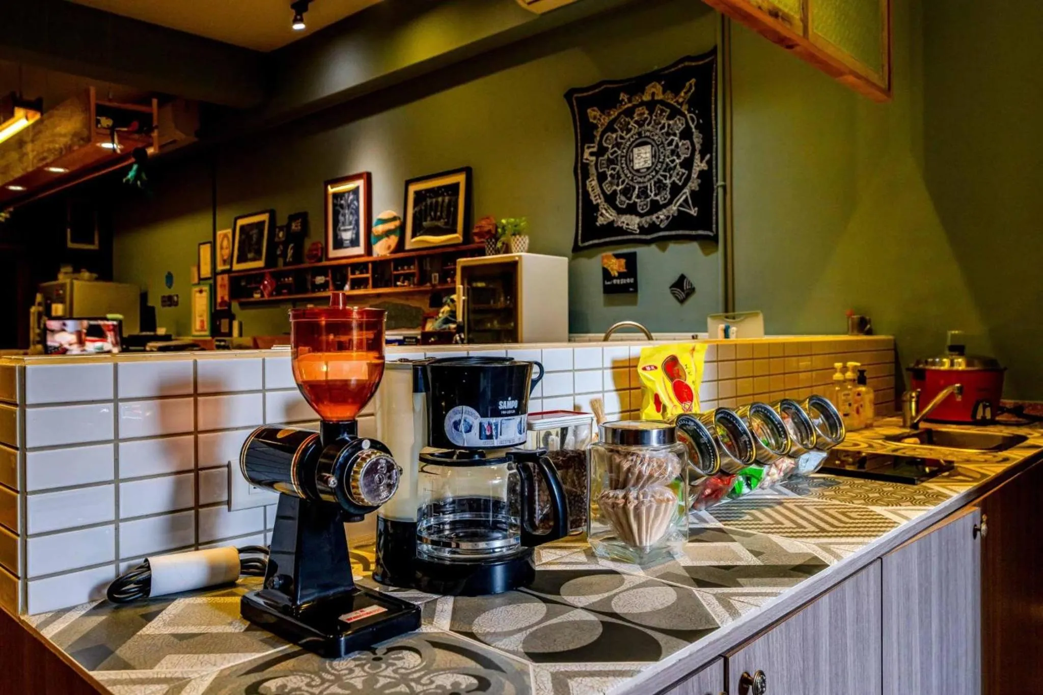 Kitchen or kitchenette in 樂客背包旅棧 Local Backpacker Hostel