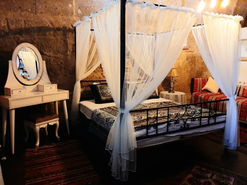 Photo of the whole room, Bed in Kapadokya Ihlara Konaklari & Caves