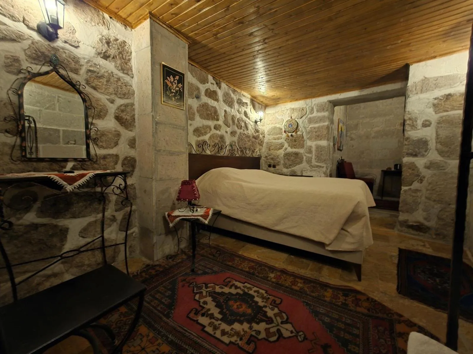 Photo of the whole room, Bed in Kapadokya Ihlara Konaklari & Caves