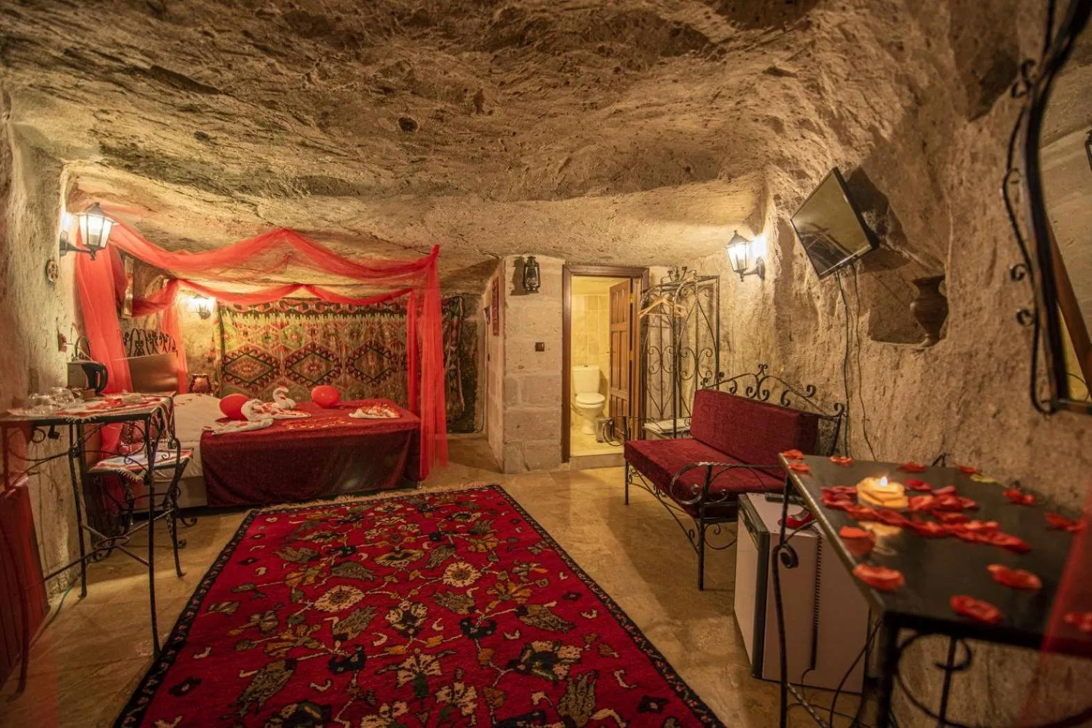 Photo of the whole room, Bed in Kapadokya Ihlara Konaklari & Caves