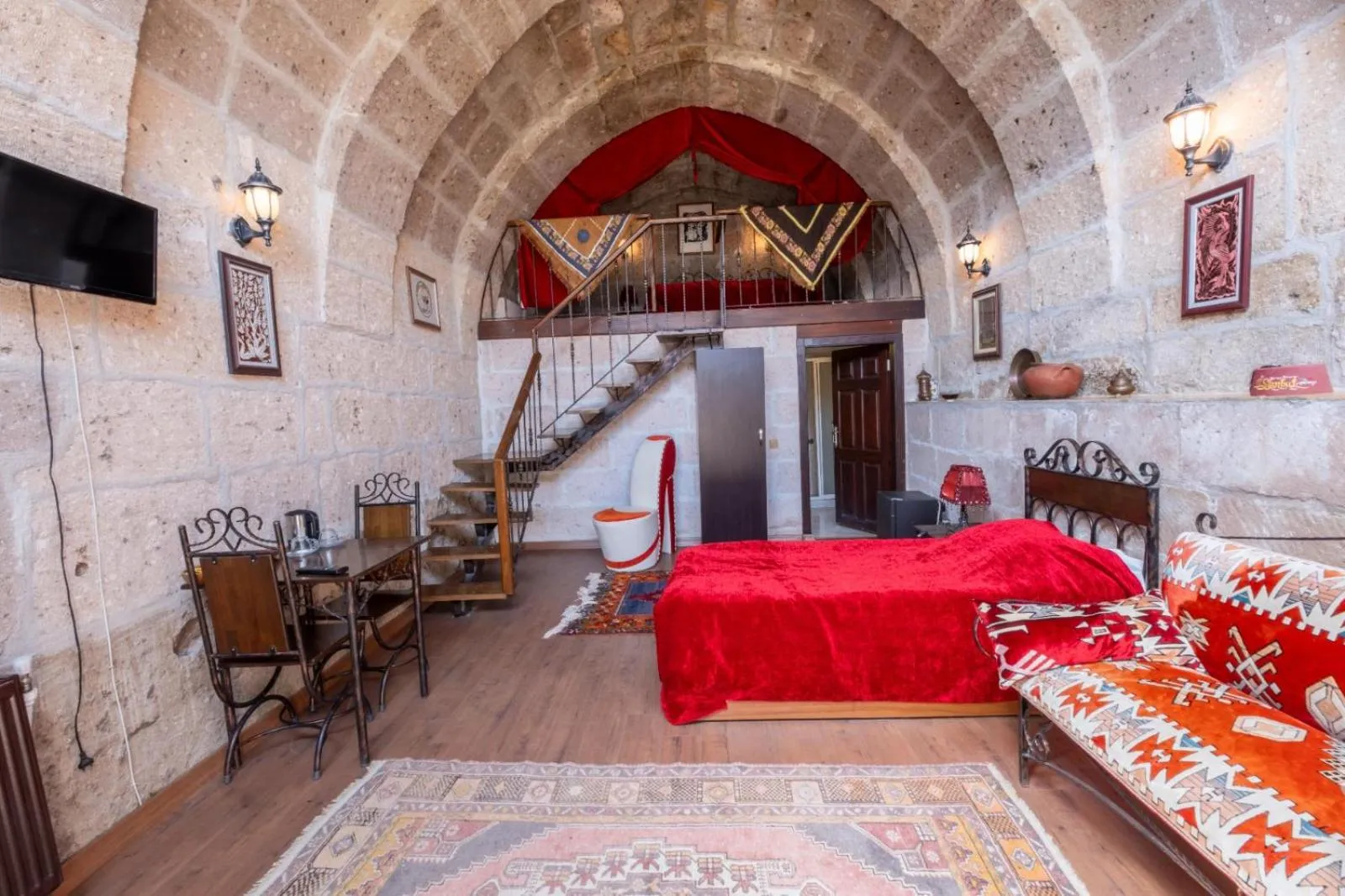 Photo of the whole room, Bed in Kapadokya Ihlara Konaklari & Caves
