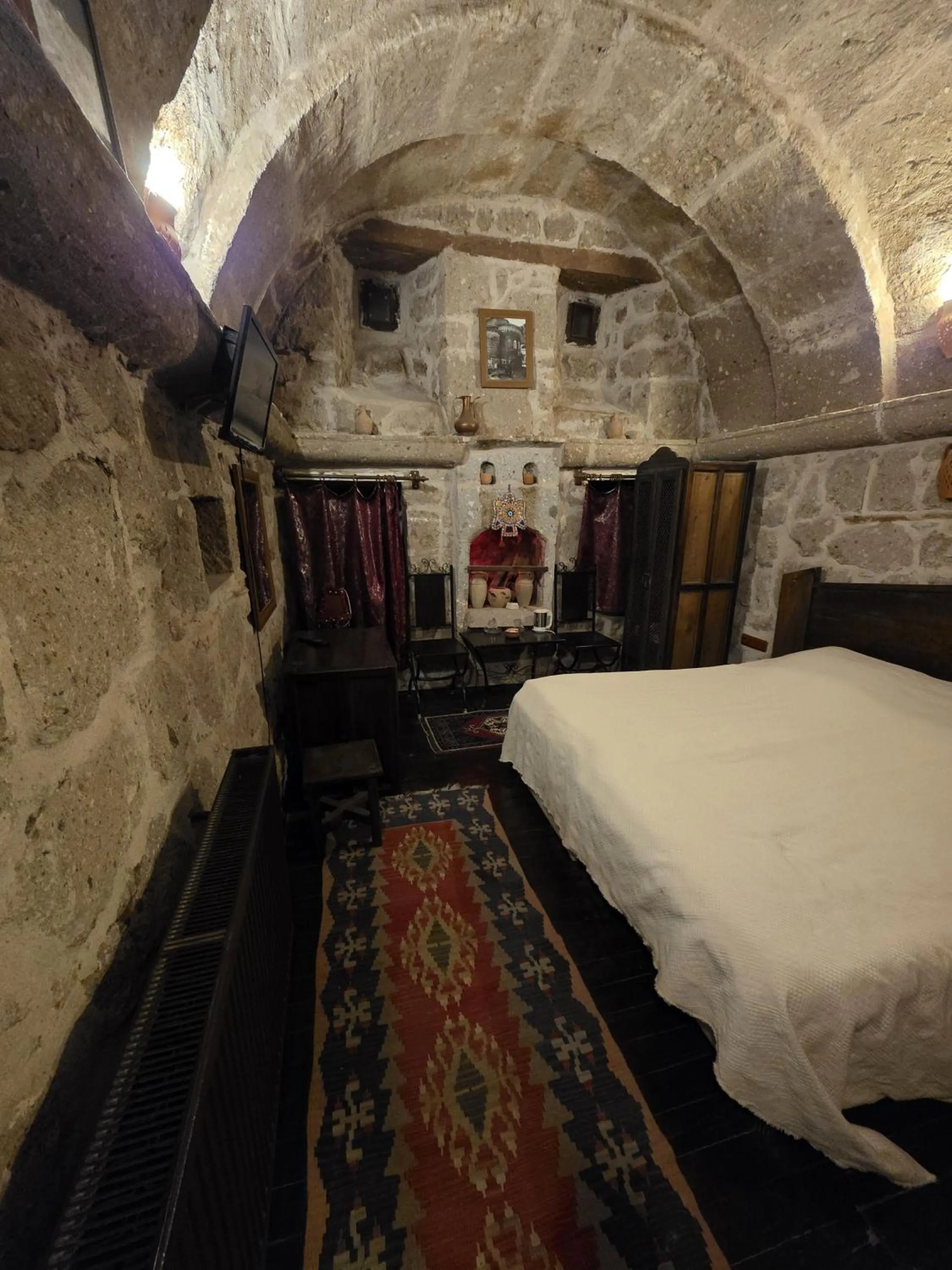 Photo of the whole room, Bed in Kapadokya Ihlara Konaklari & Caves