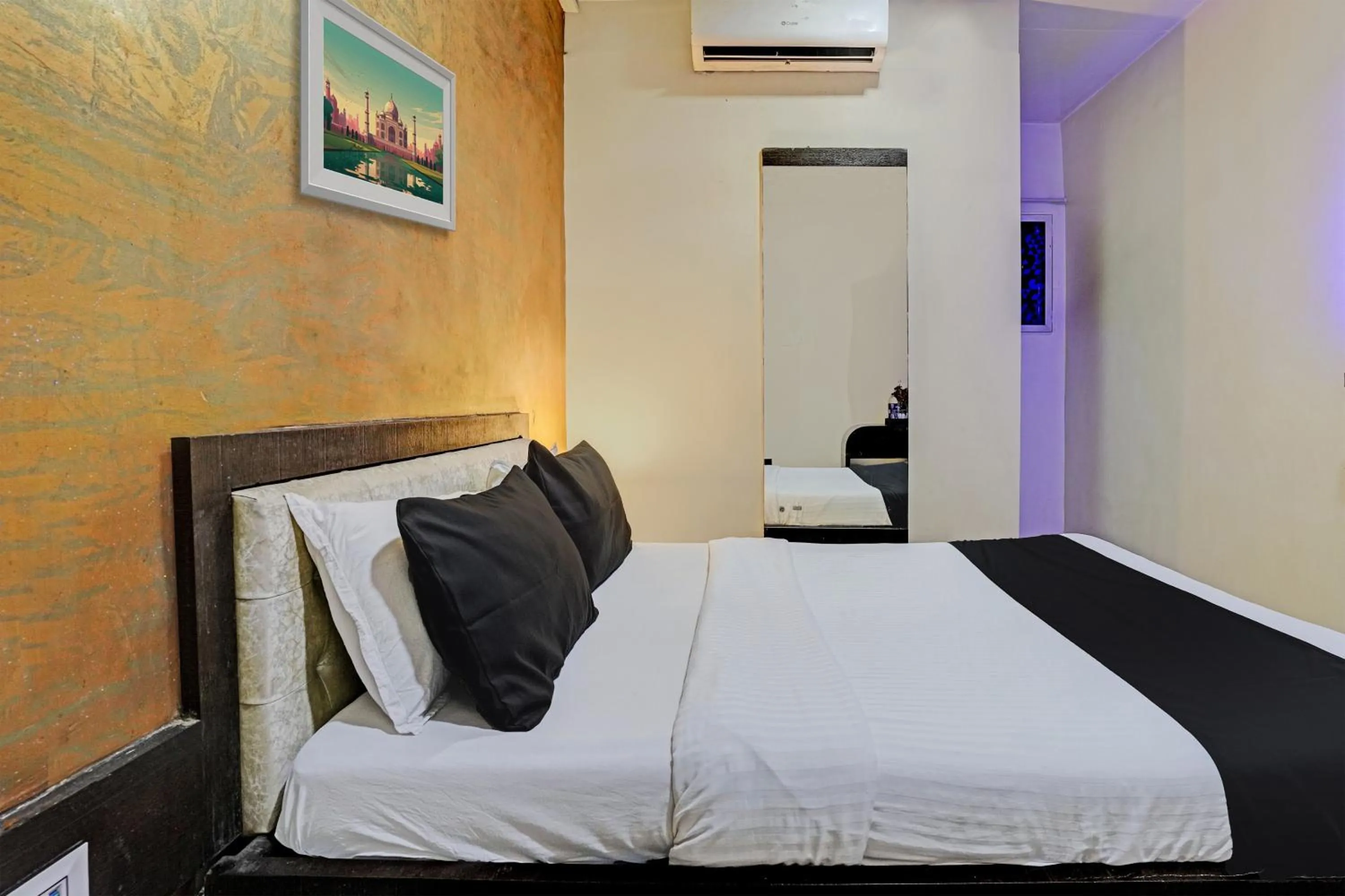 Bedroom in Hotel O Lotus Residency Near Anand Nagar Metro Station