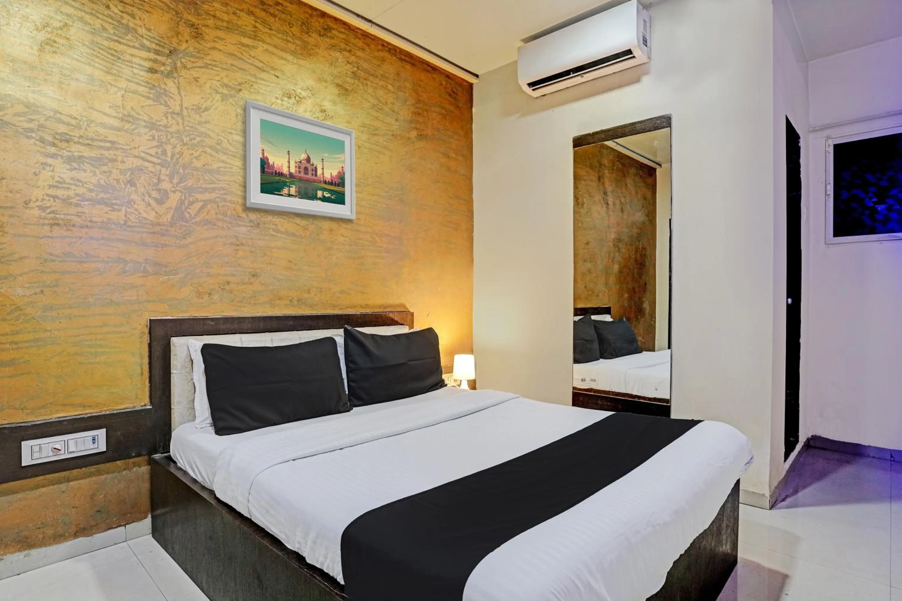 Bedroom in Hotel O Lotus Residency Near Anand Nagar Metro Station