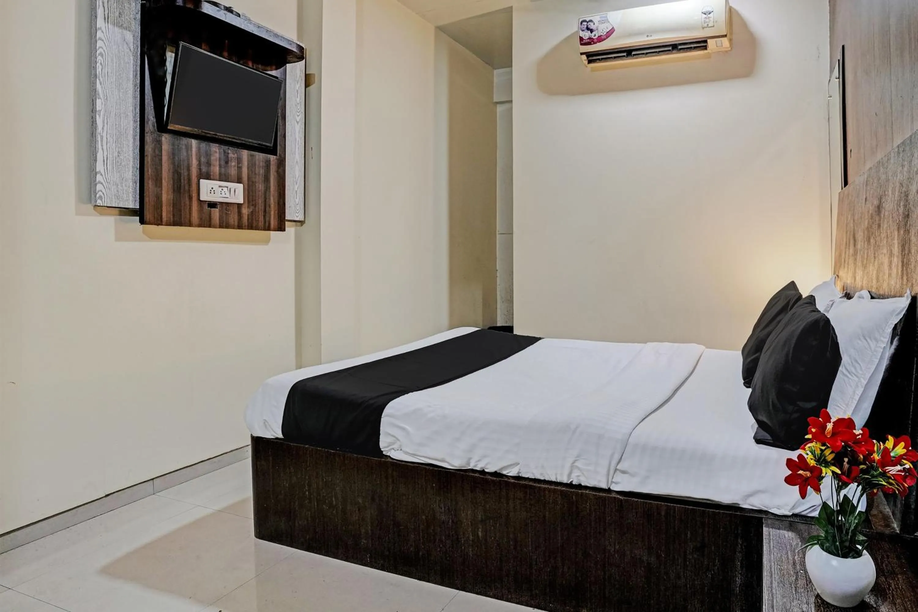 Bedroom in Hotel O Lotus Residency Near Anand Nagar Metro Station