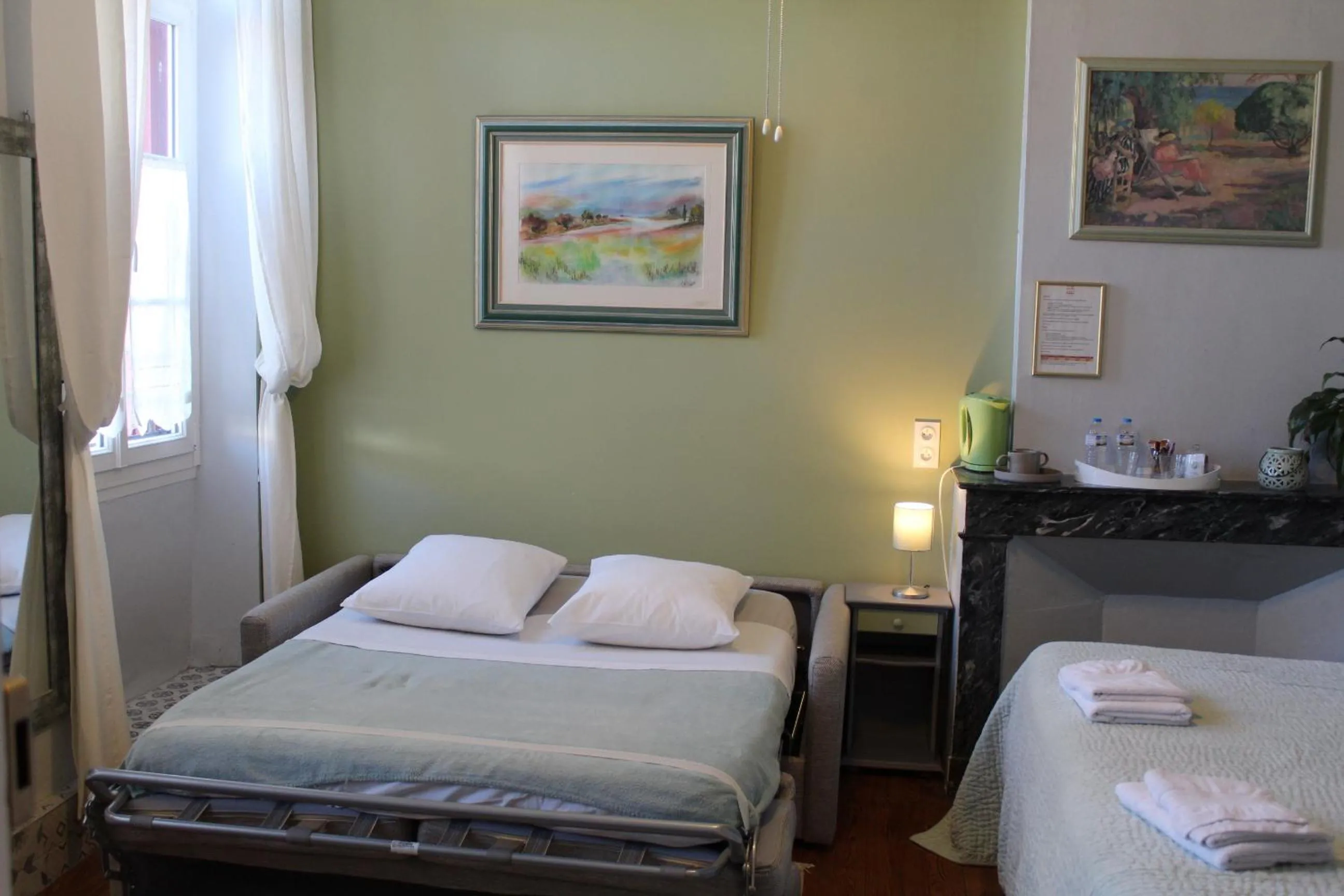 Quadruple Room with Private Bathroom - single occupancy in Maison Prades Chambre d'Hôtes
