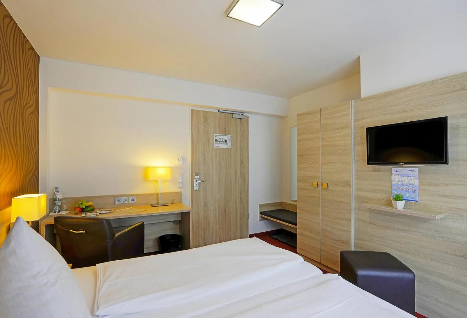 Photo of the whole room, Bed in Lindenhof