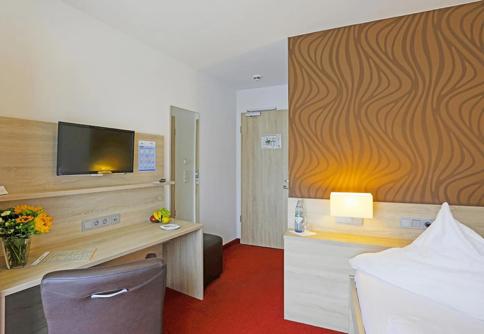 Photo of the whole room, Bed in Lindenhof