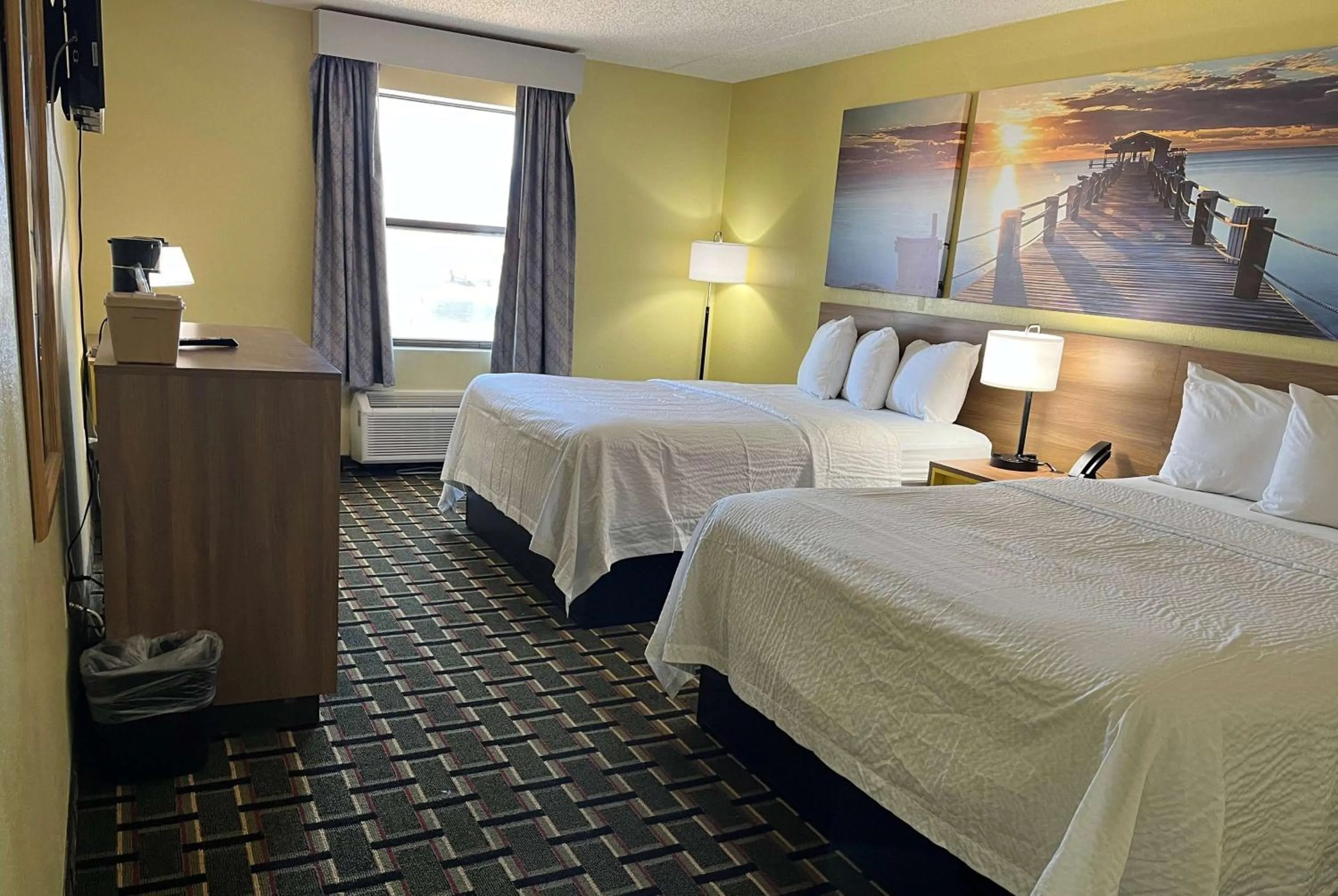Photo of the whole room, Bed in Days Inn by Wyndham Park City Kansas