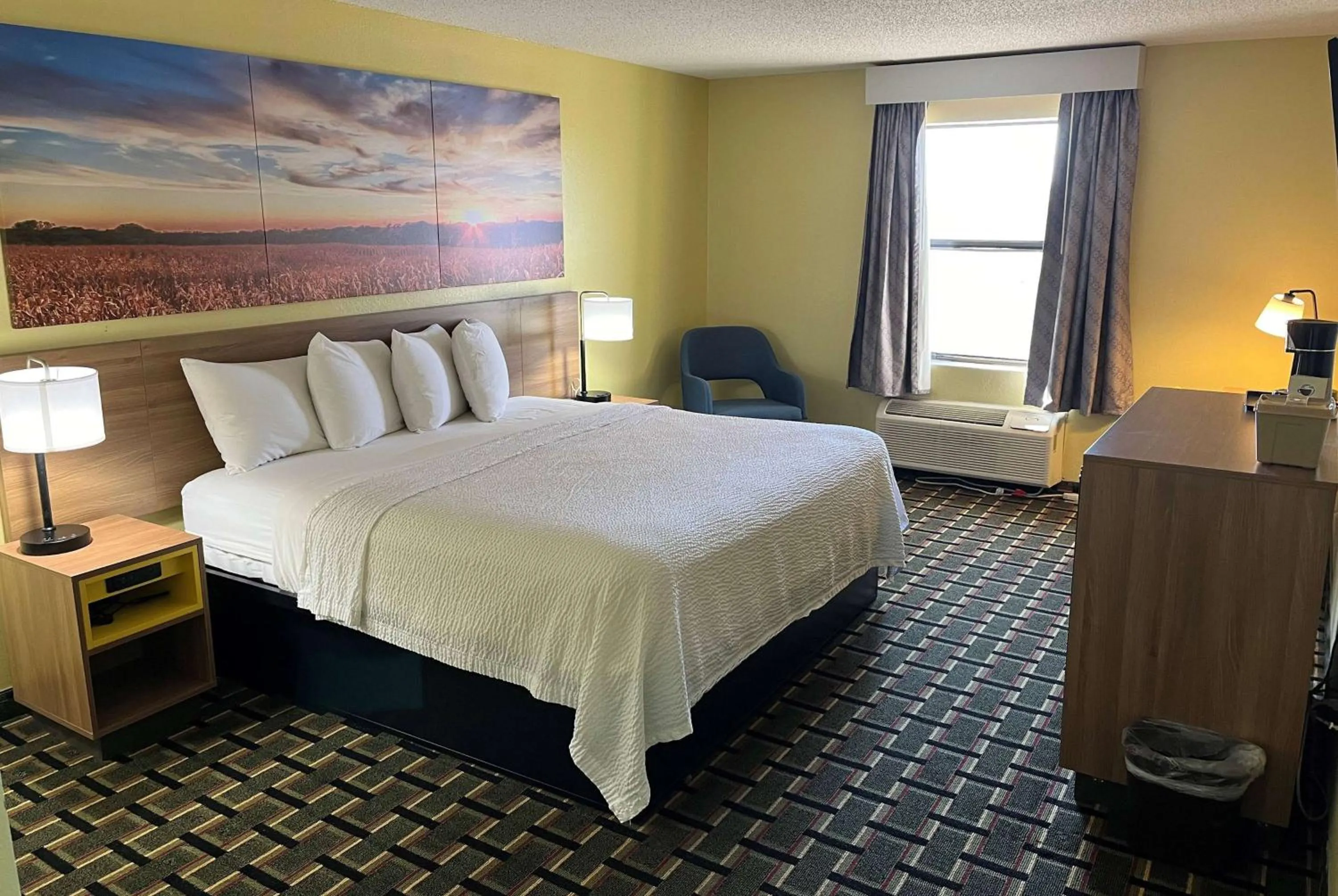 Photo of the whole room, Bed in Days Inn by Wyndham Park City Kansas