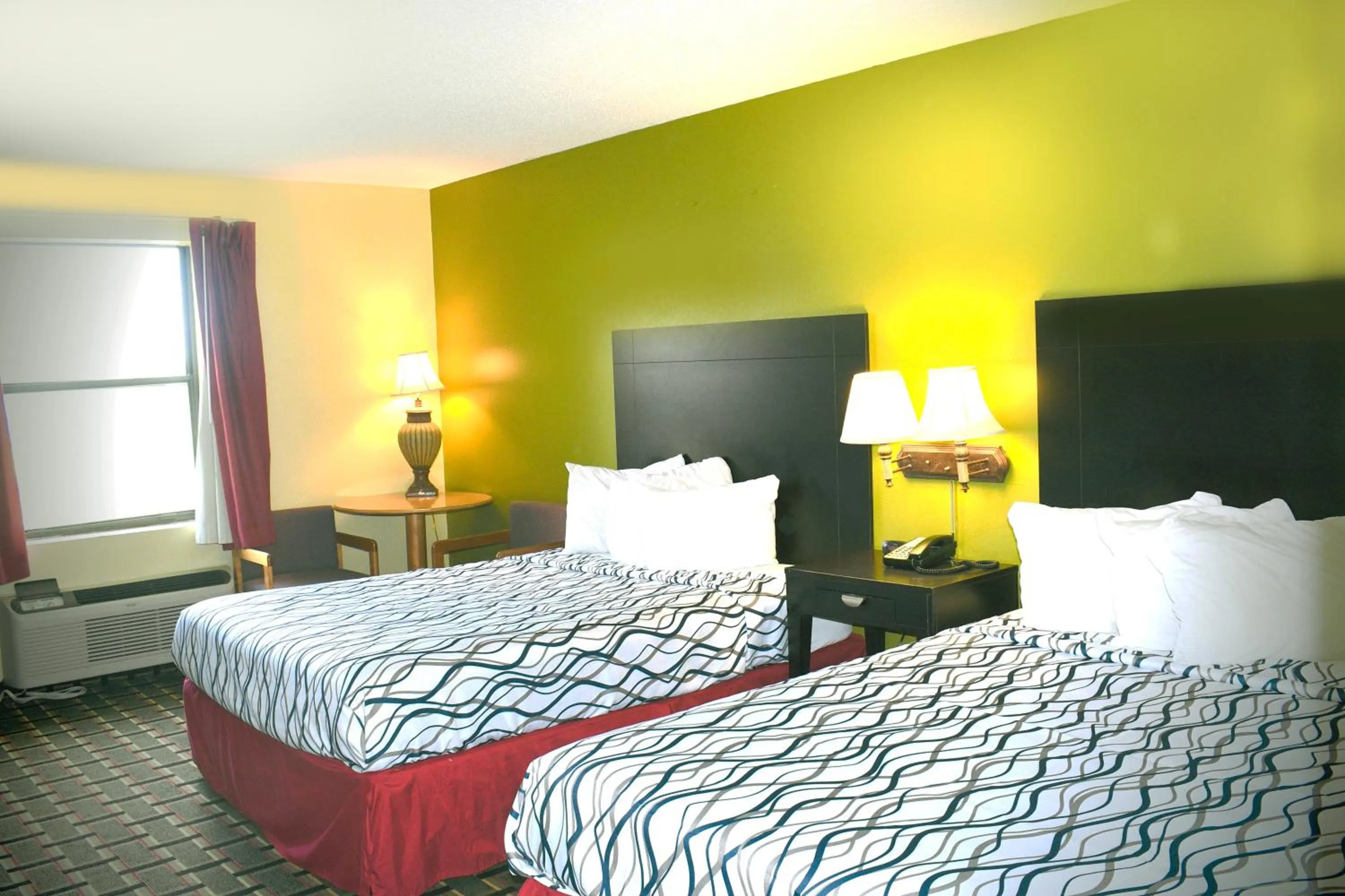 Bed in Days Inn by Wyndham Park City Kansas