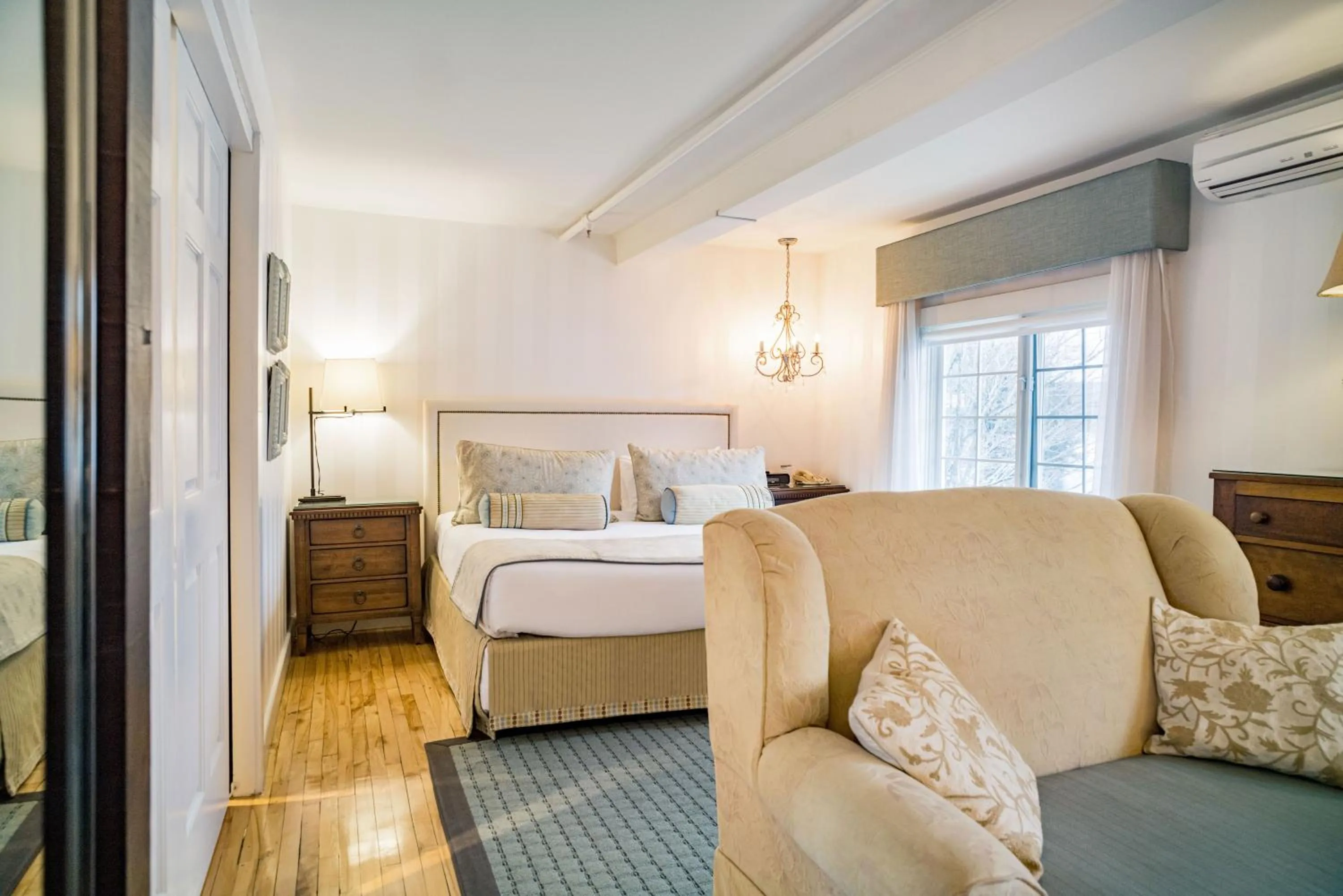 Bed in Ripplecove Hotel & Spa