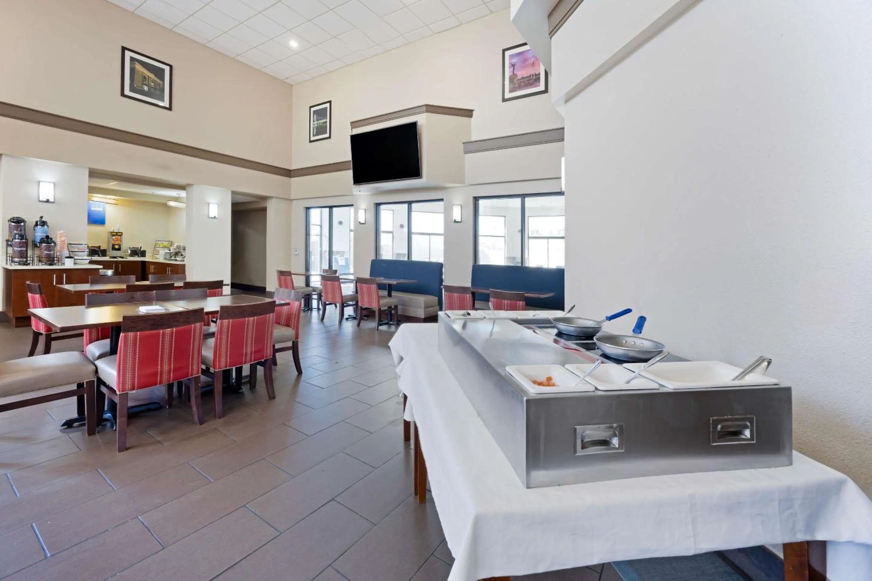 Breakfast in Comfort Inn & Suites Wichita Northeast