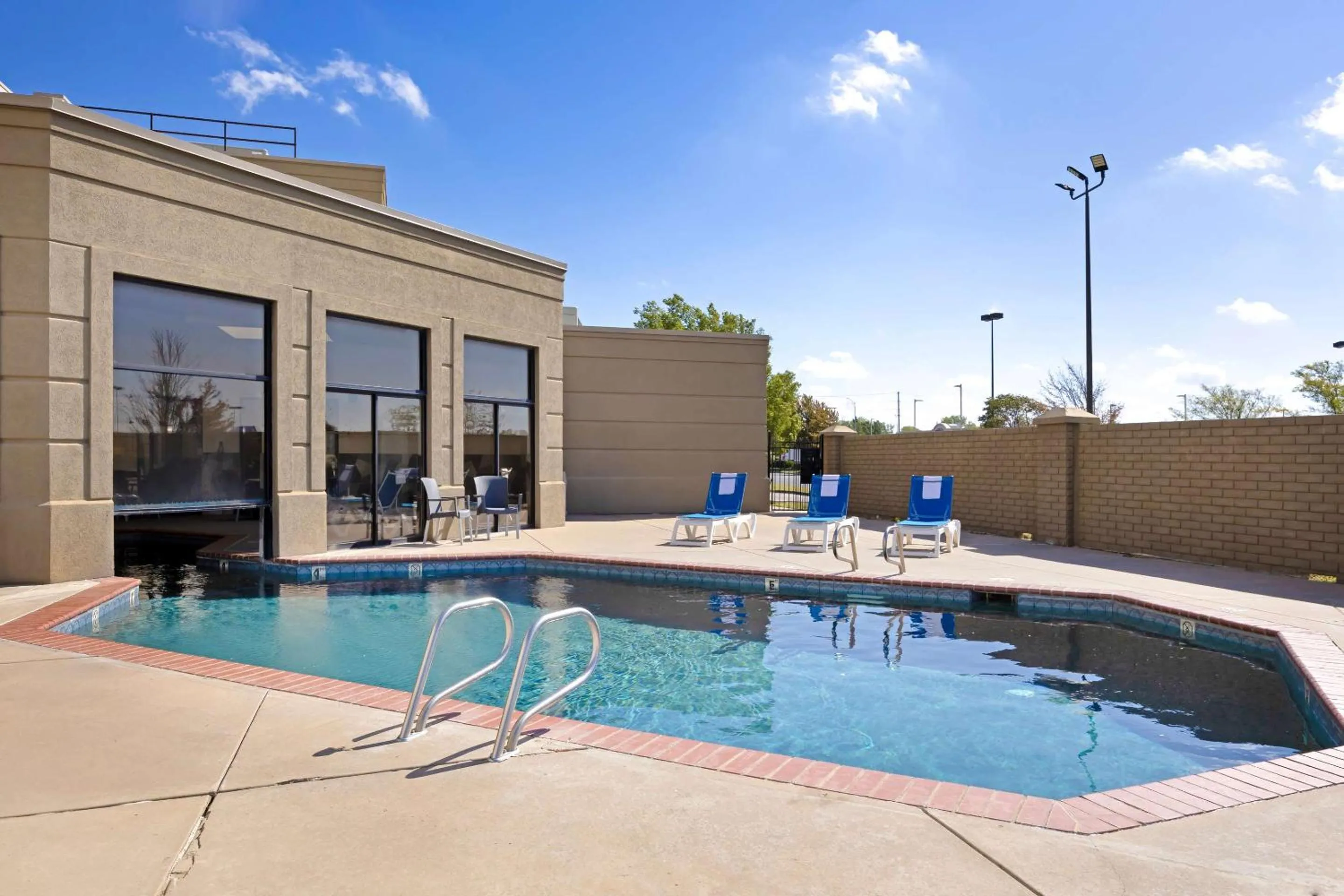 Swimming pool in Comfort Inn & Suites Wichita Northeast