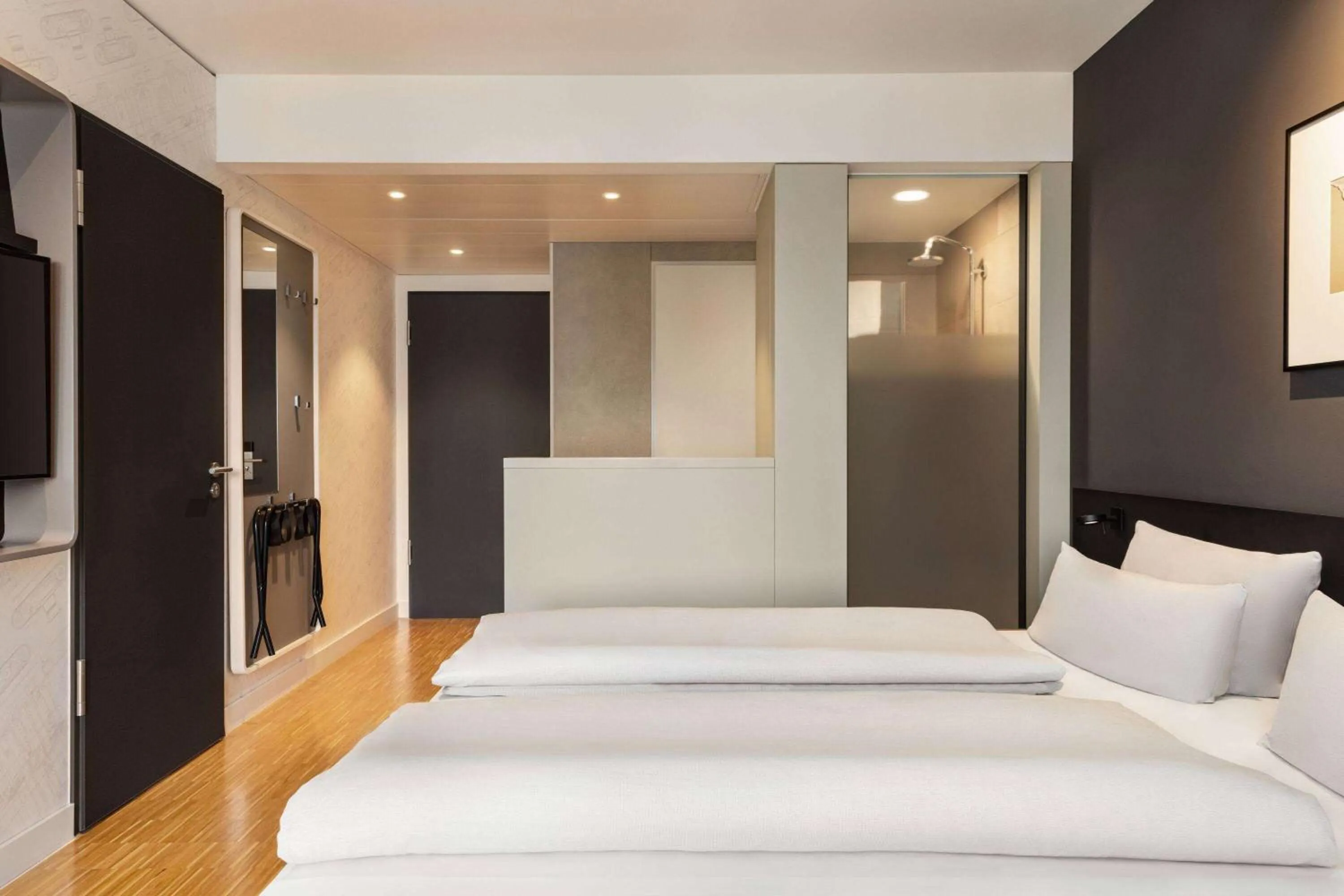 Photo of the whole room, Bed in Vienna House by Wyndham Ernst Leitz Wetzlar