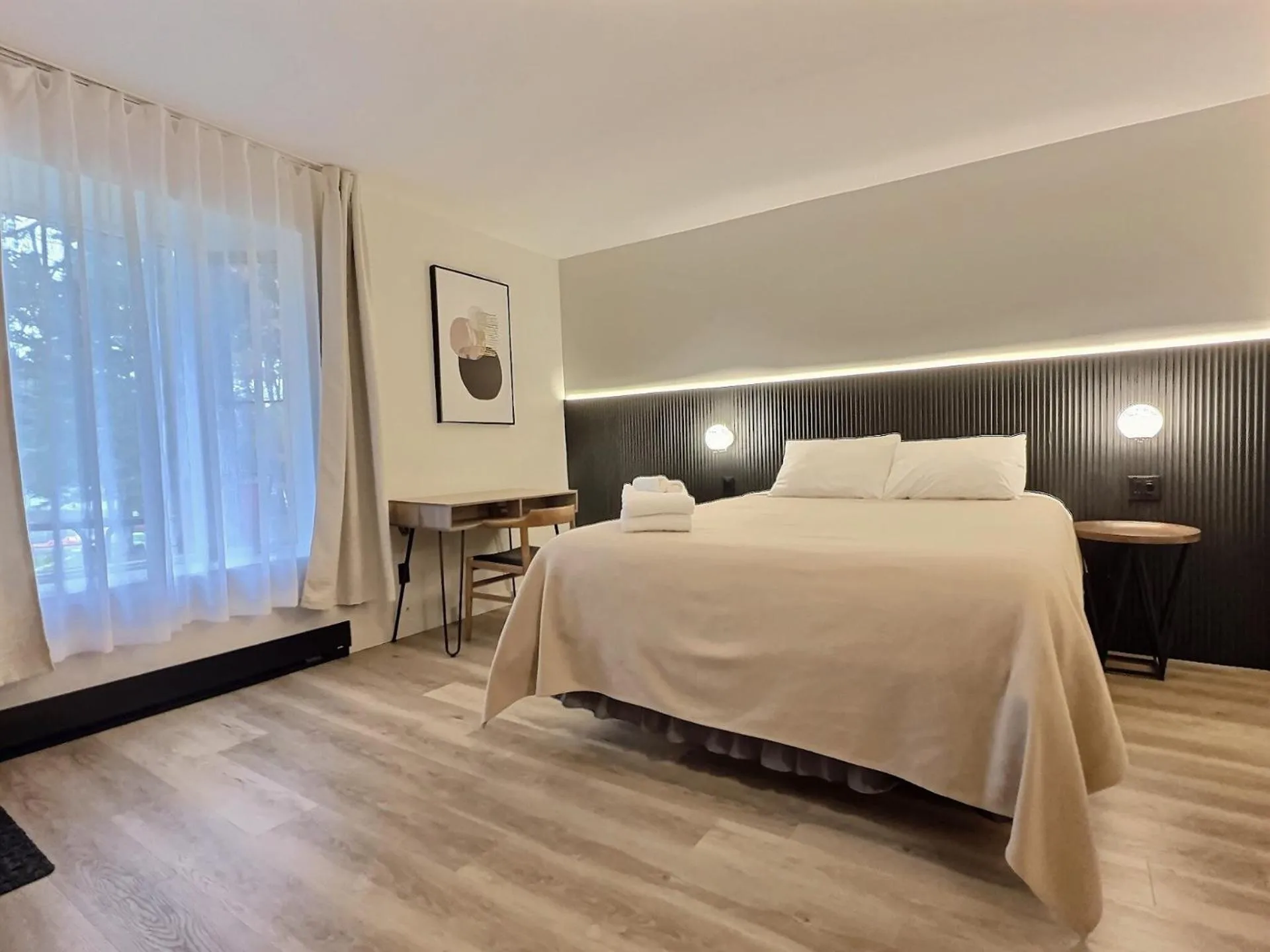 Bed in Hotel Le Petit Lac Sainte-Adèle