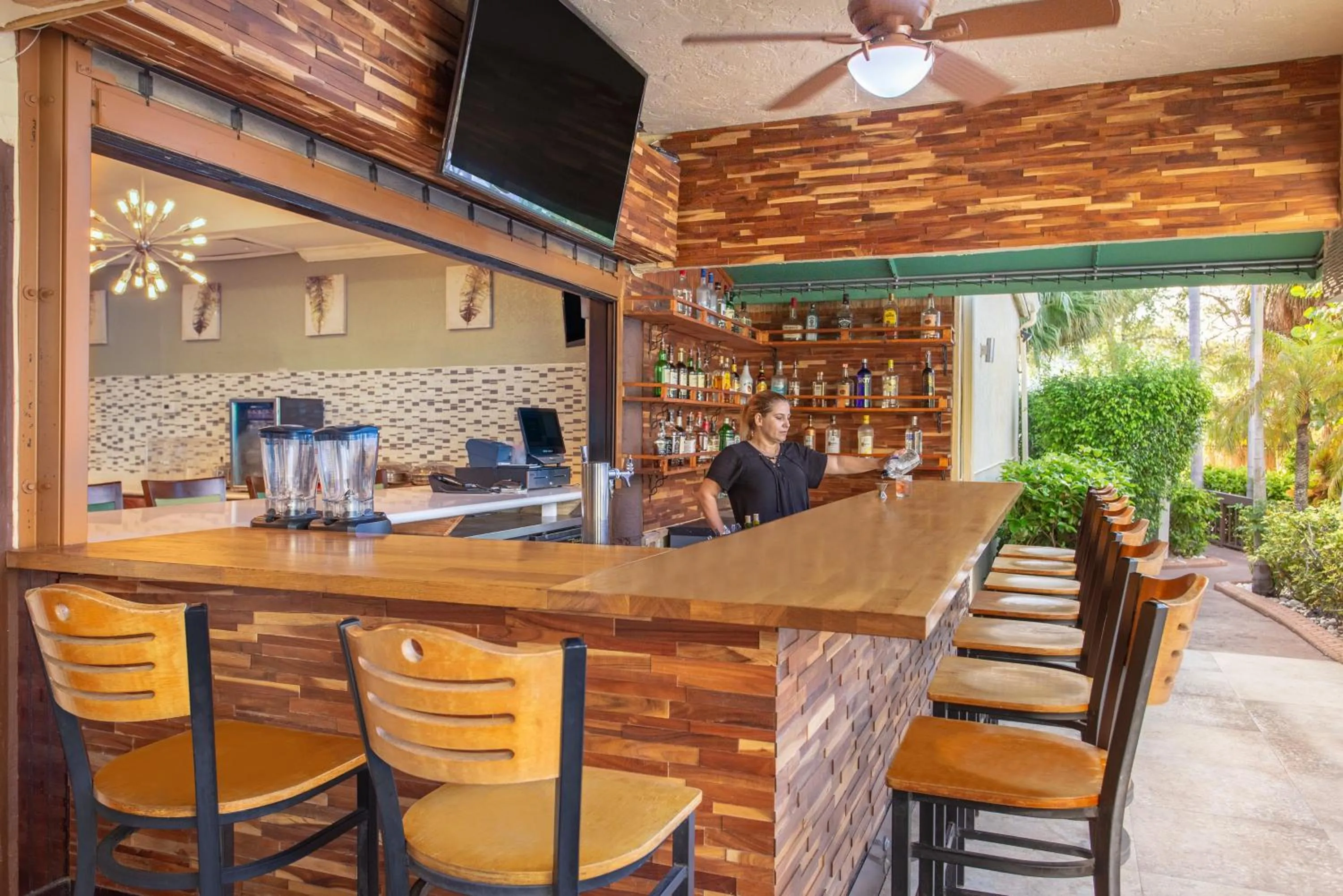 Lounge or bar in Holiday Inn & Suites Boca Raton - North