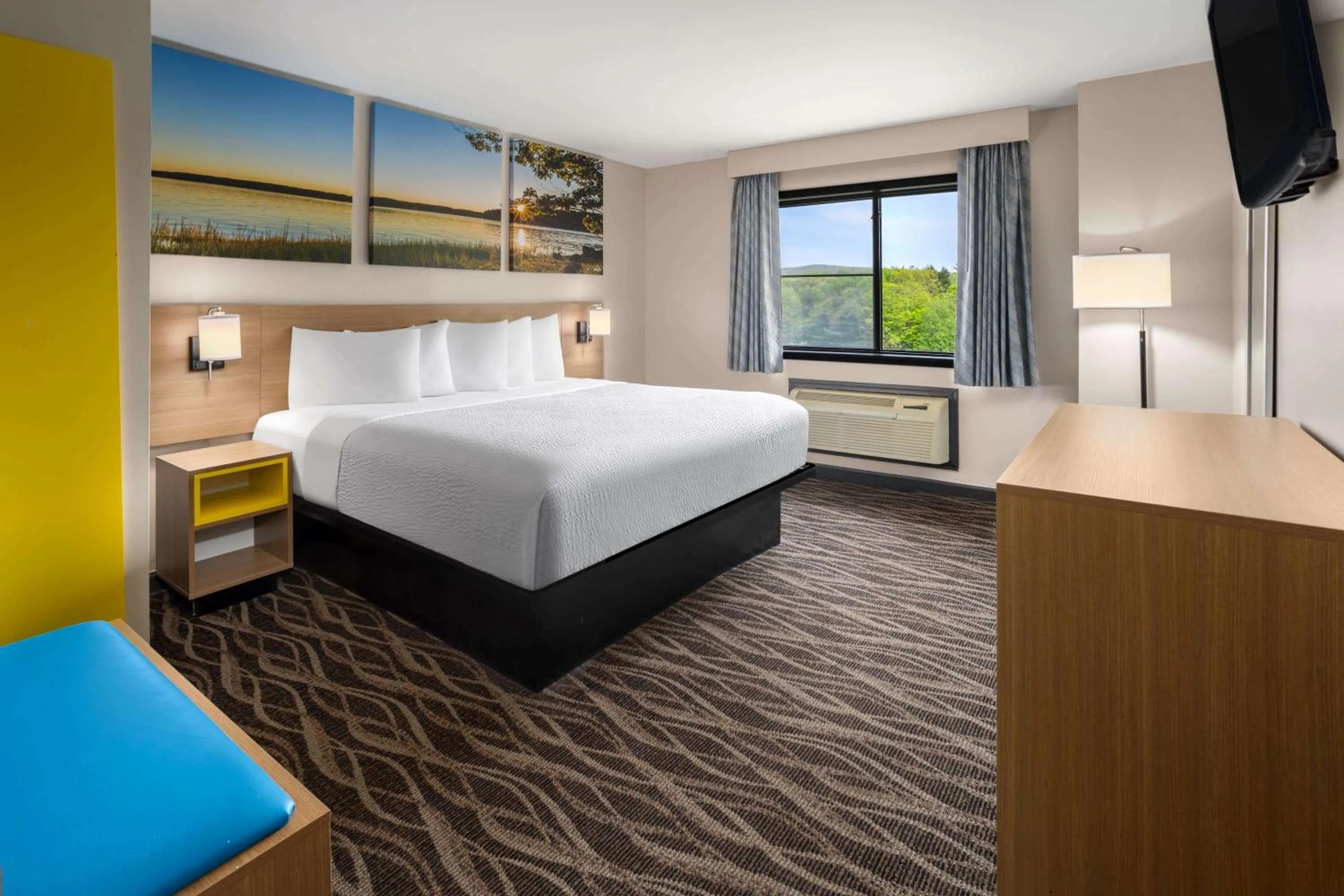 Photo of the whole room, Bed in Days Inn by Wyndham Wurtsboro