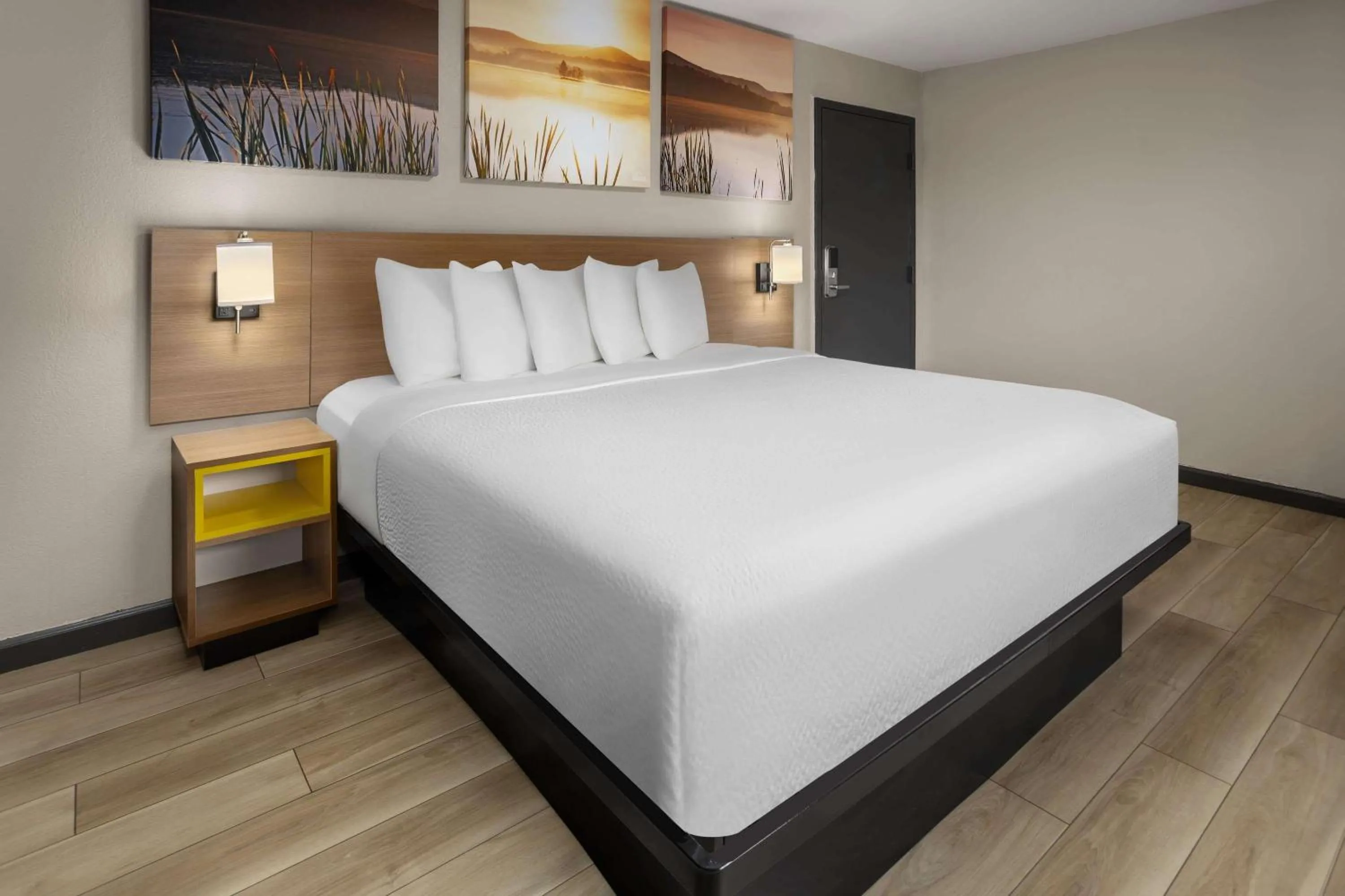 Photo of the whole room, Bed in Days Inn by Wyndham Wurtsboro