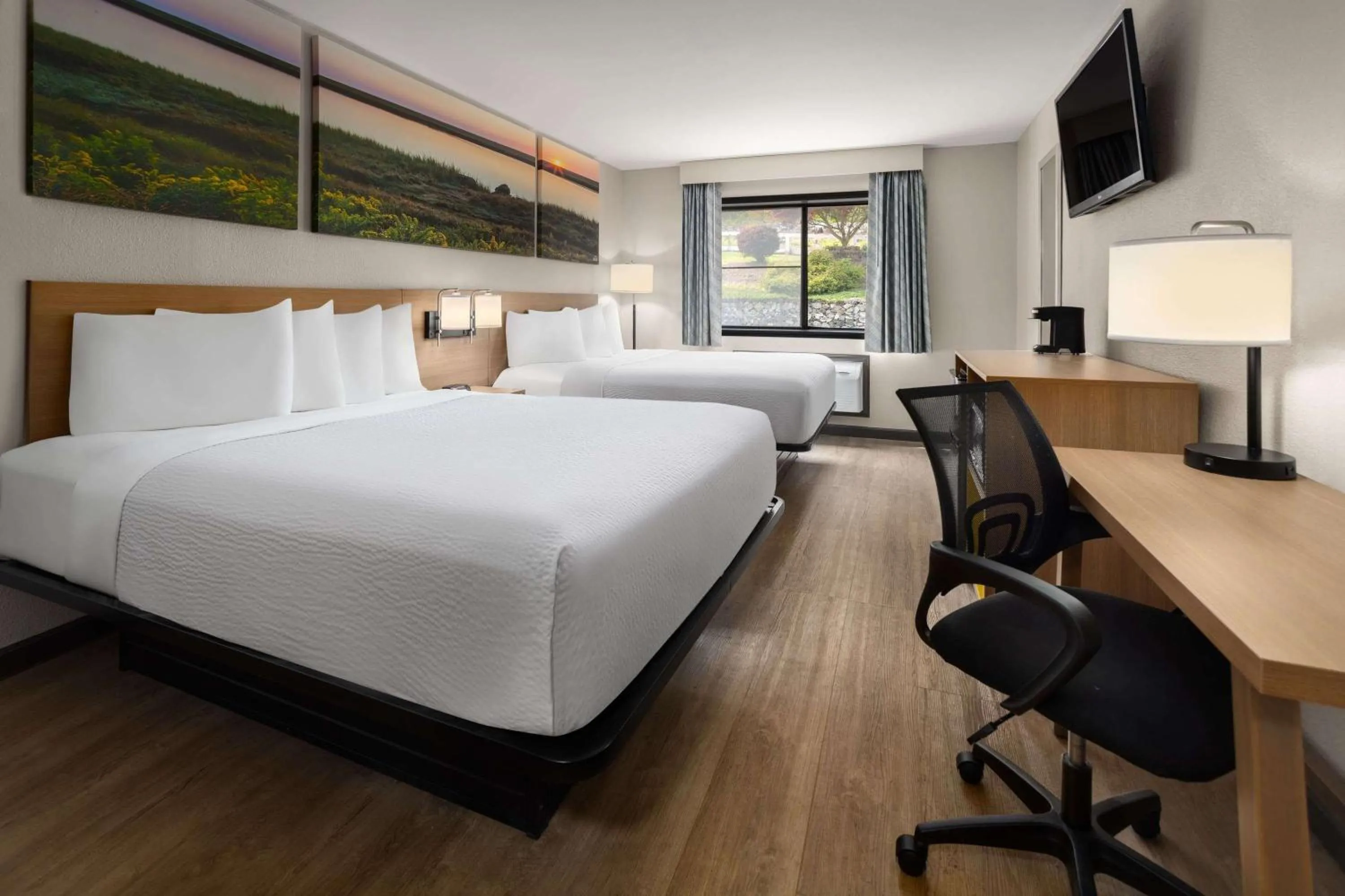 Photo of the whole room, Bed in Days Inn by Wyndham Wurtsboro