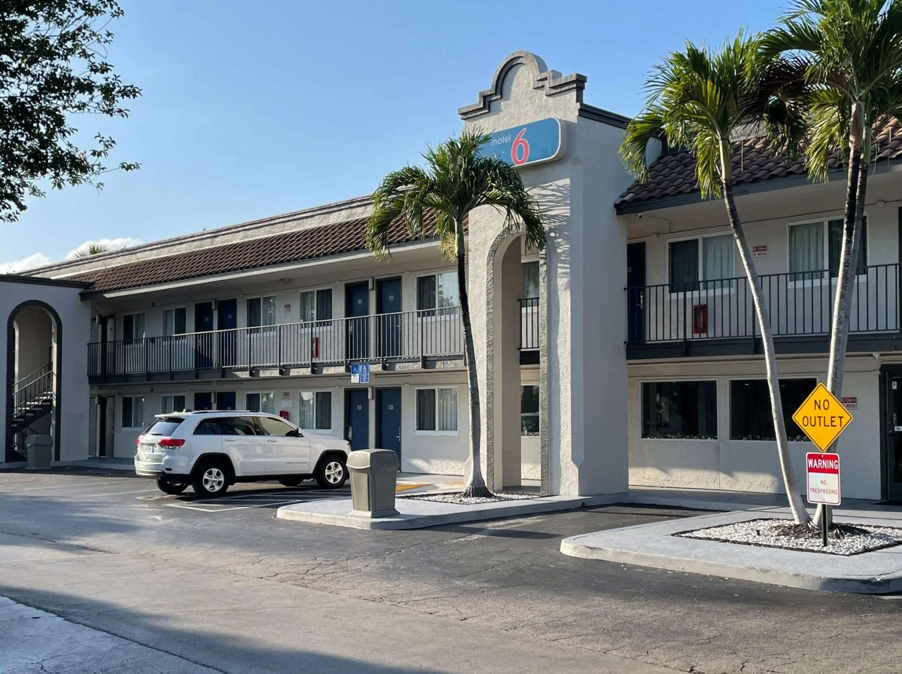 Property building in Motel 6 Riviera Beach FL