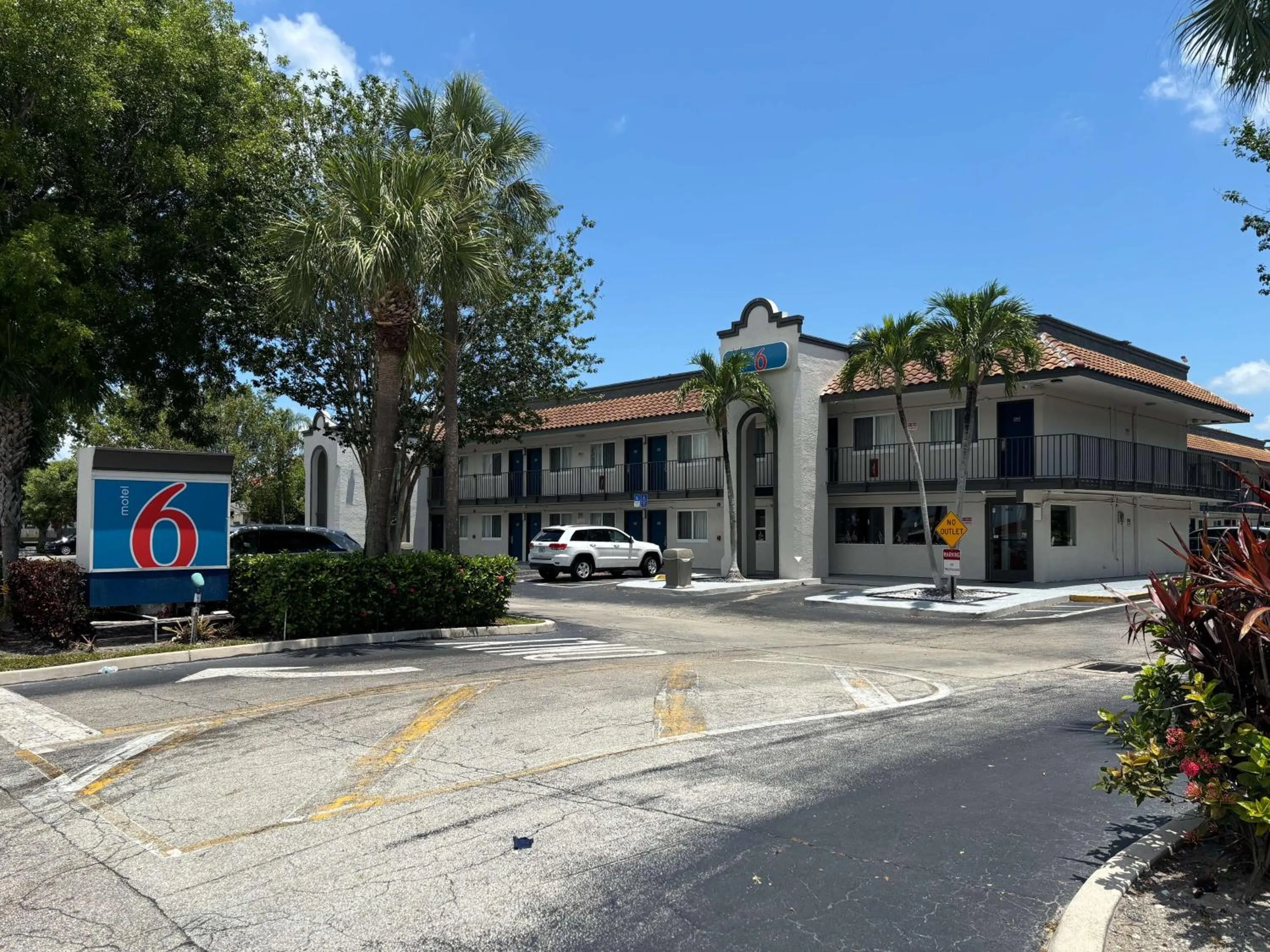 Property building in Motel 6 Riviera Beach FL