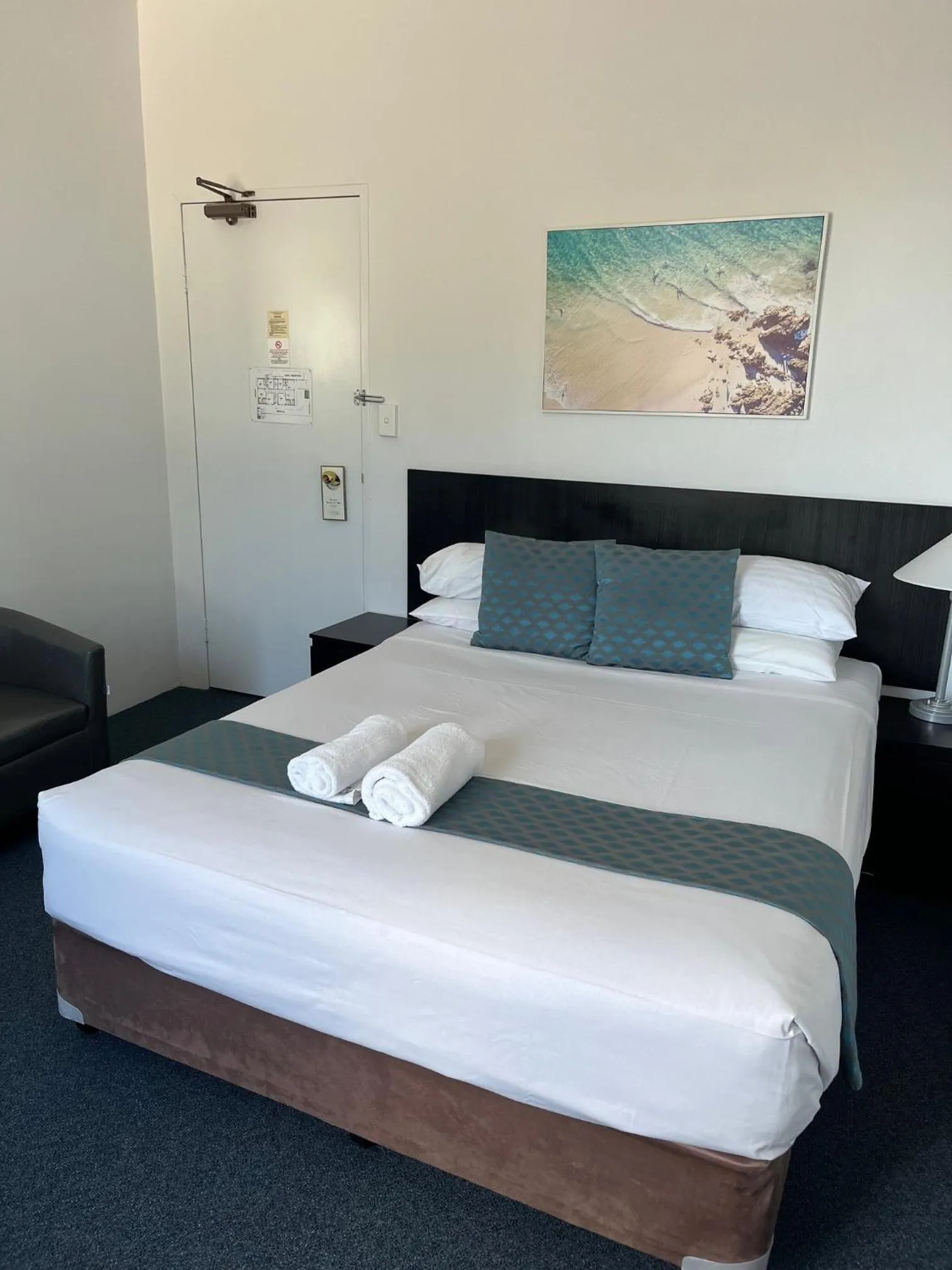 Bed in Greenwich Inn Motel