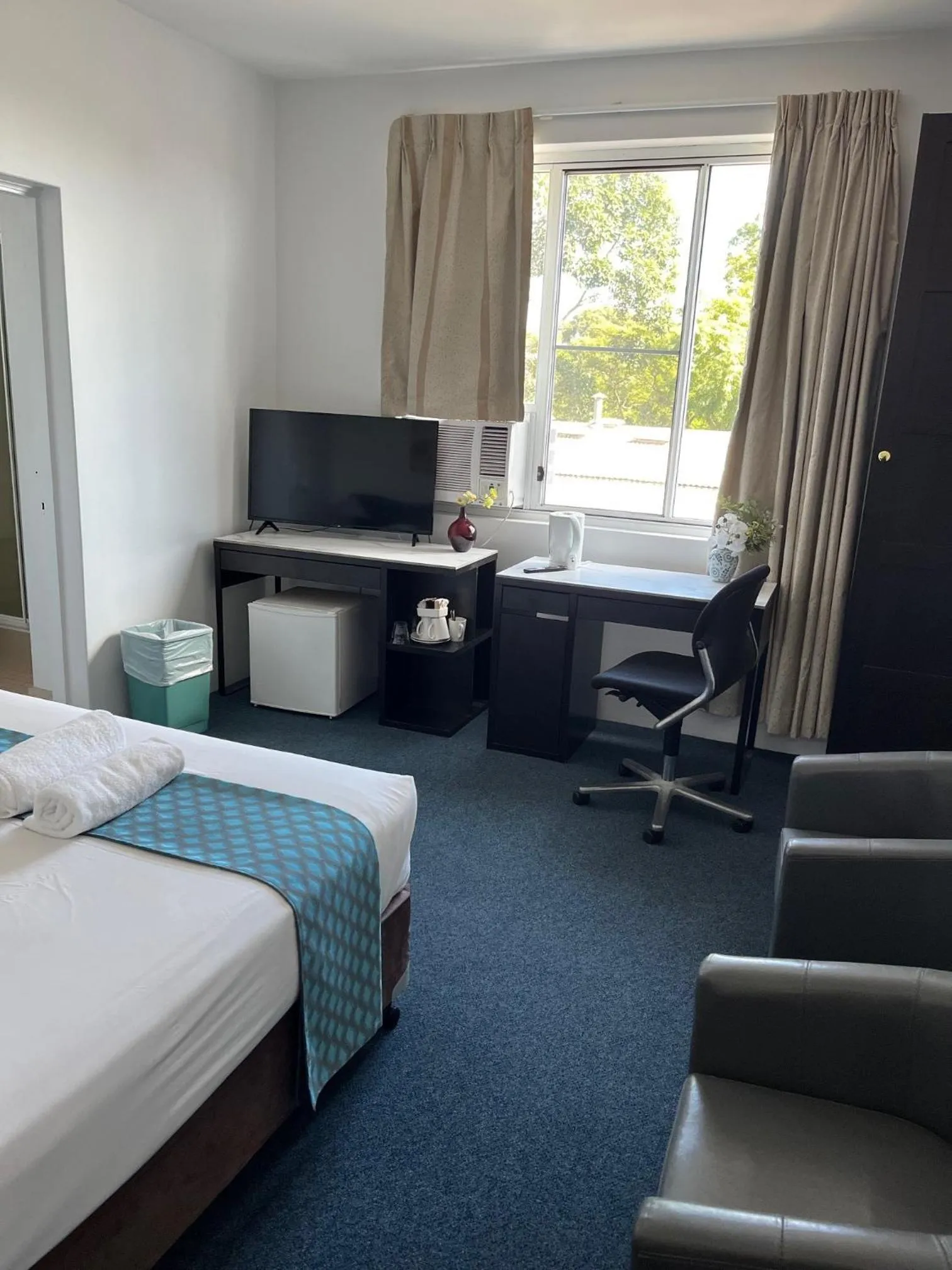 Bed in Greenwich Inn Motel