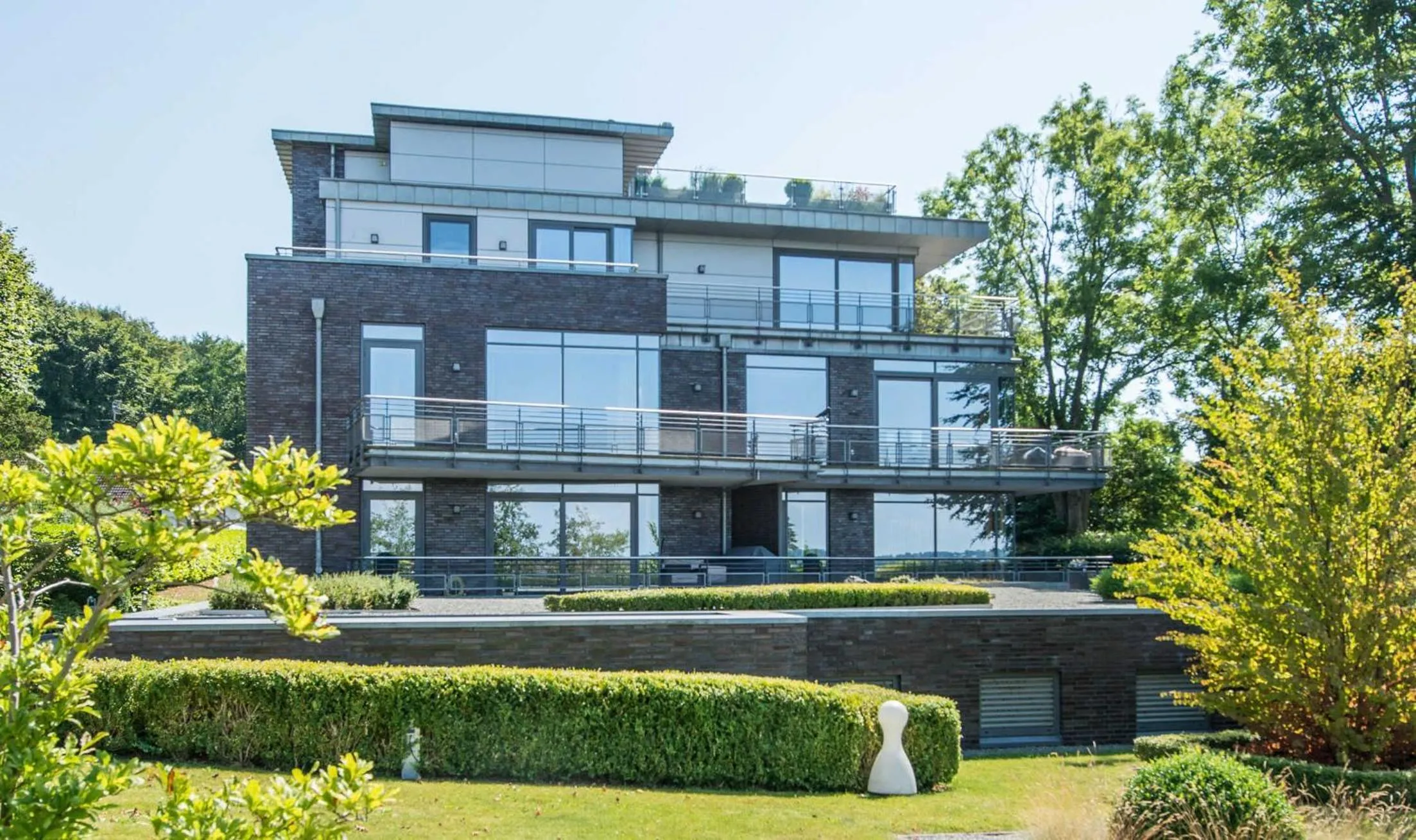 Property building in Exklusive Ferienwohnung mit Wasser