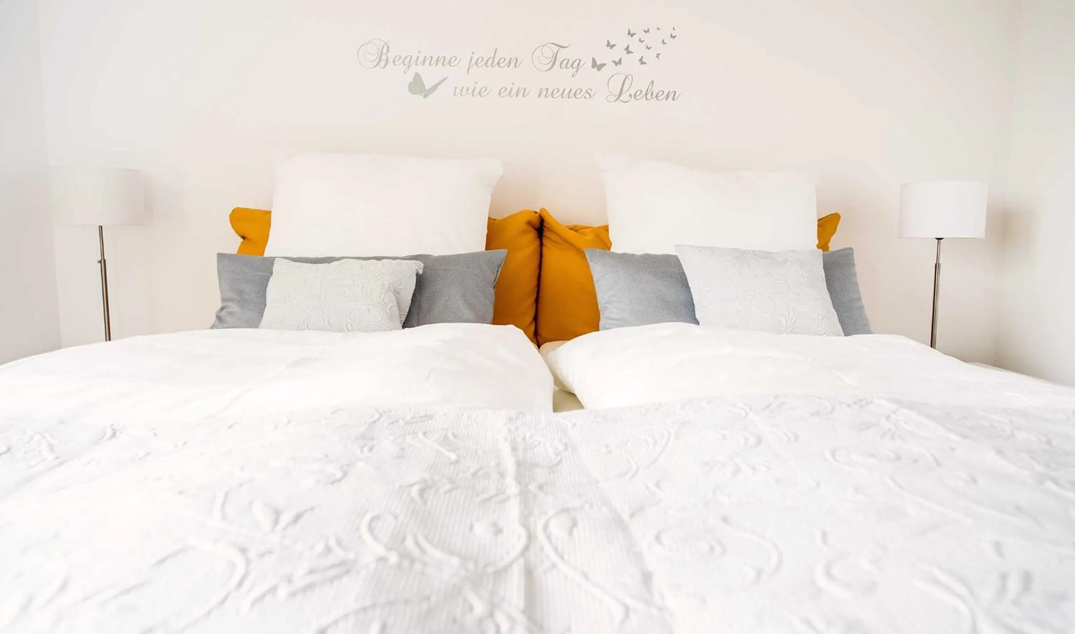 Bed in Exklusive Ferienwohnung mit Wasser