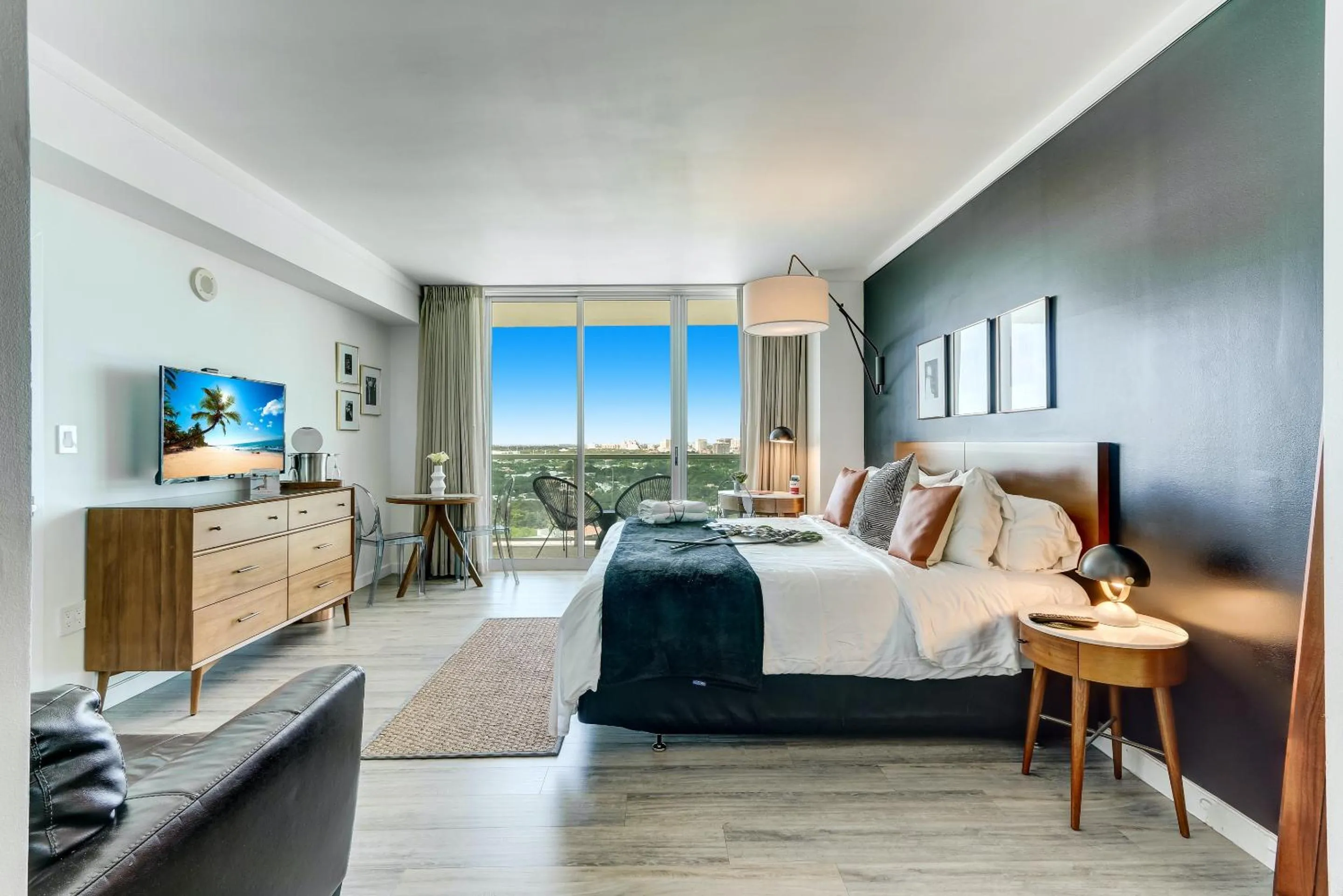 Bed in iCoconutGrove - Luxurious Vacation Rentals in Coconut Grove