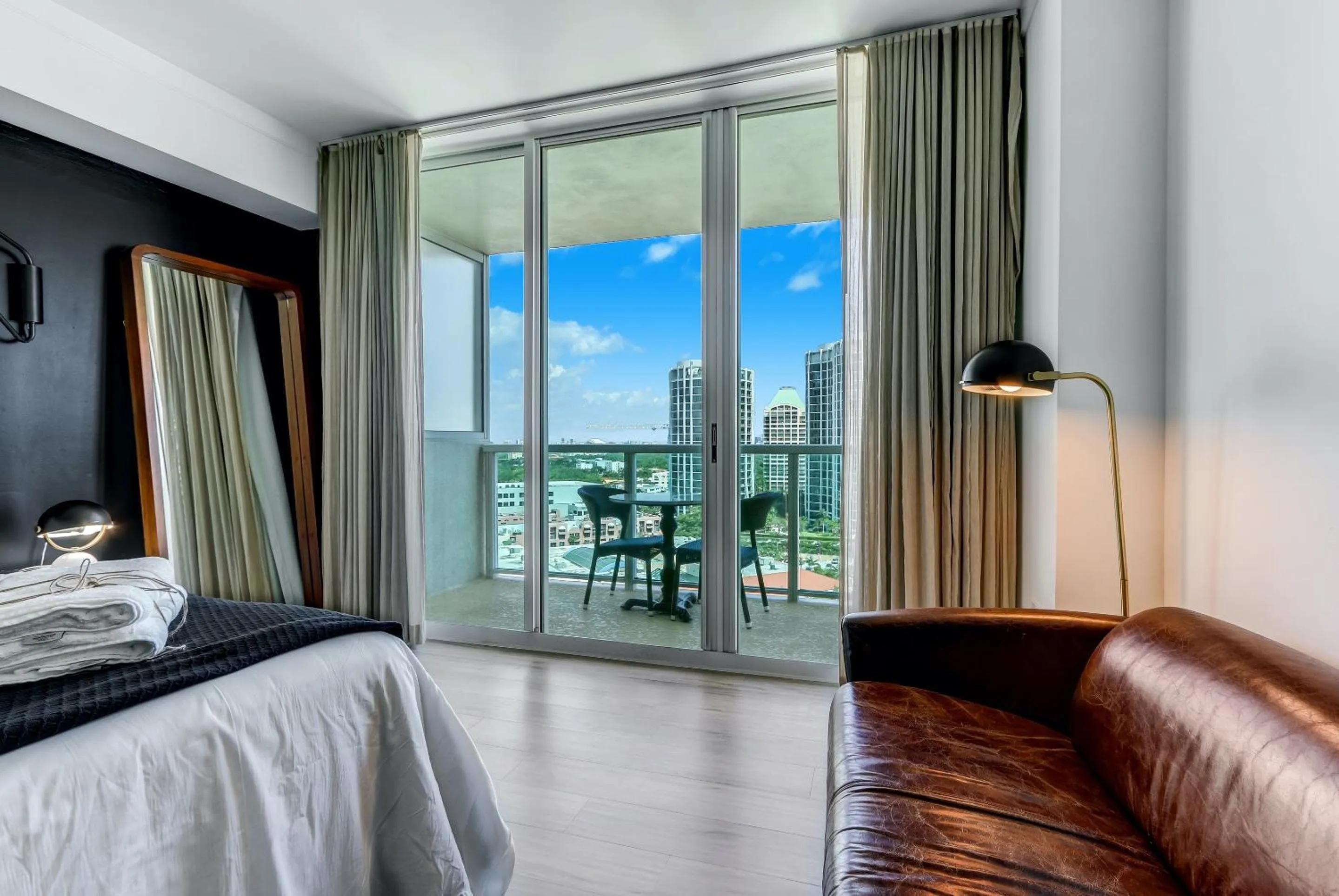 Bed in iCoconutGrove - Luxurious Vacation Rentals in Coconut Grove