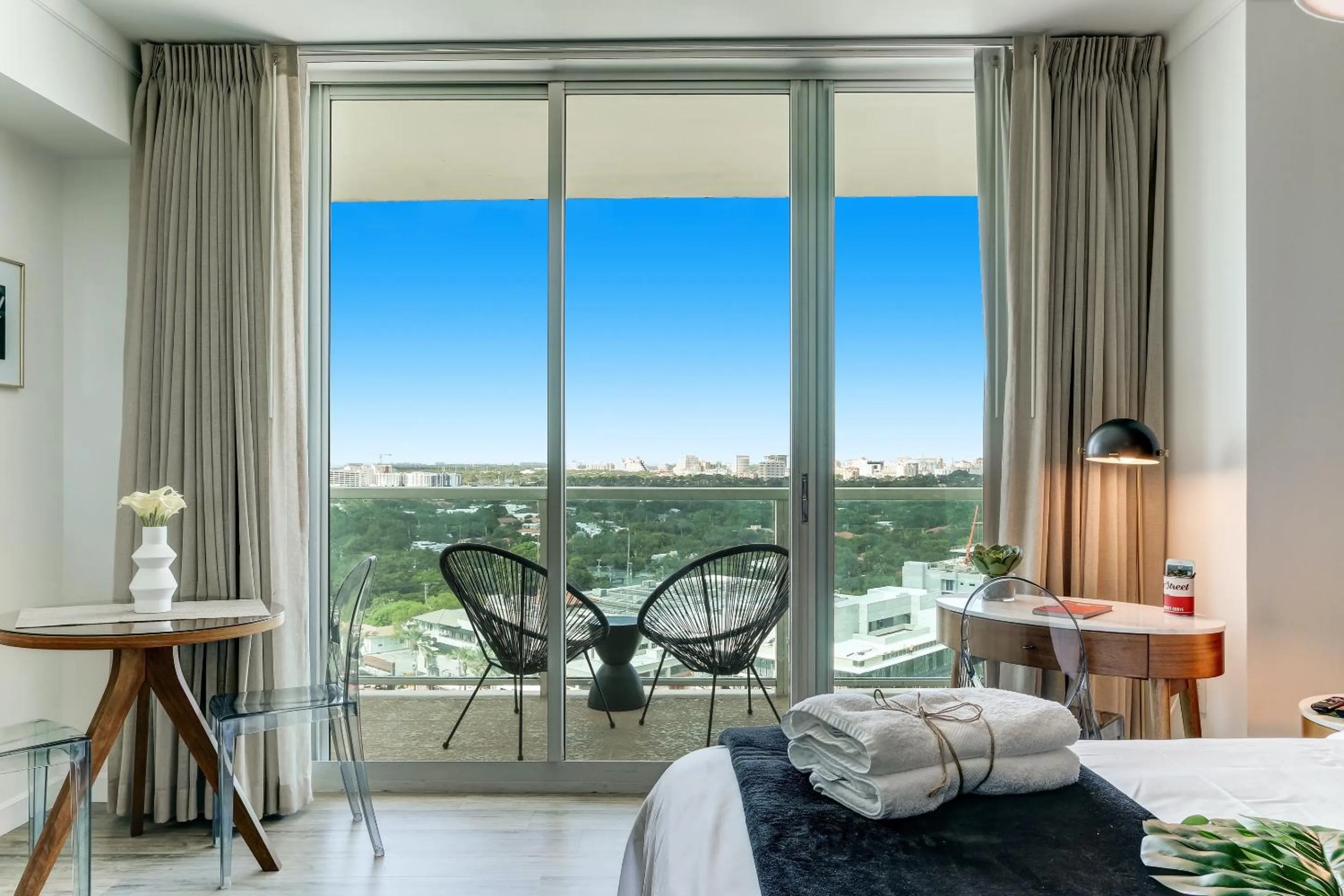 Bed in iCoconutGrove - Luxurious Vacation Rentals in Coconut Grove