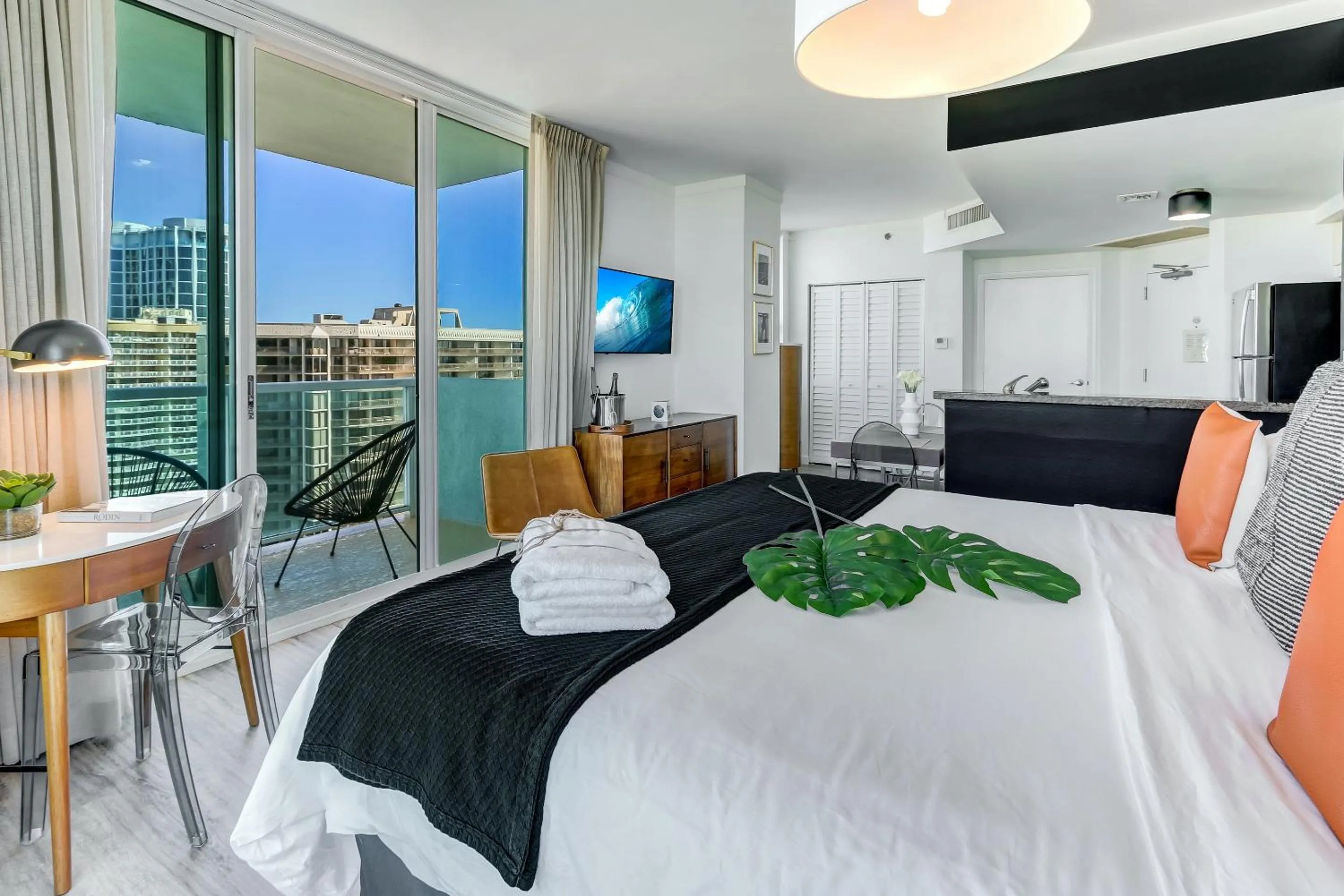 Bed in iCoconutGrove - Luxurious Vacation Rentals in Coconut Grove
