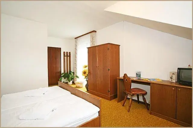 Double or Twin Room with Shower in Relax- & Wanderhotel Poppengut Double or Twin Room with Shower in Relax- & Wanderhotel Poppengut
