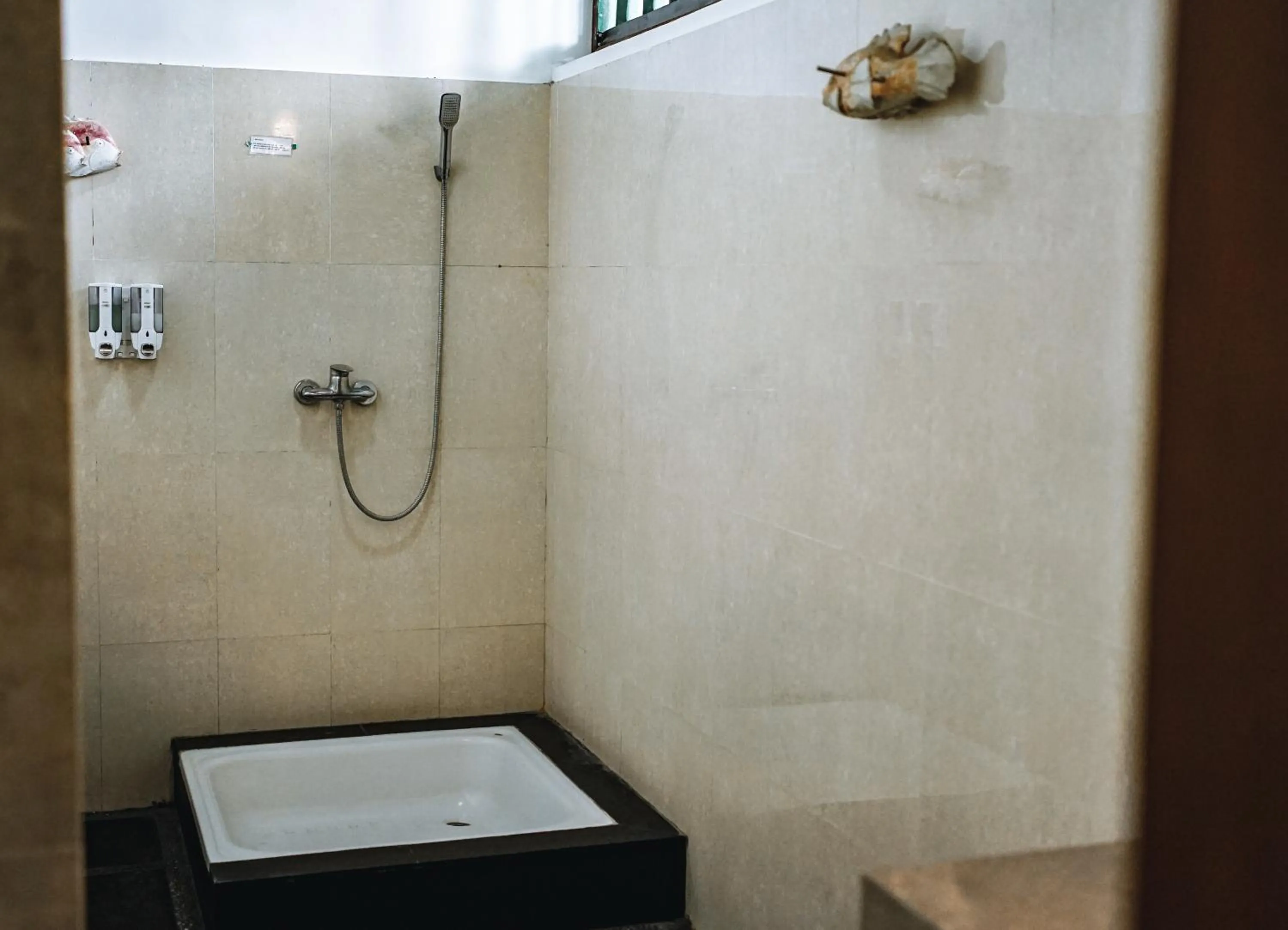 Shower in Amed Cafe & Hotel Kebun Wayan