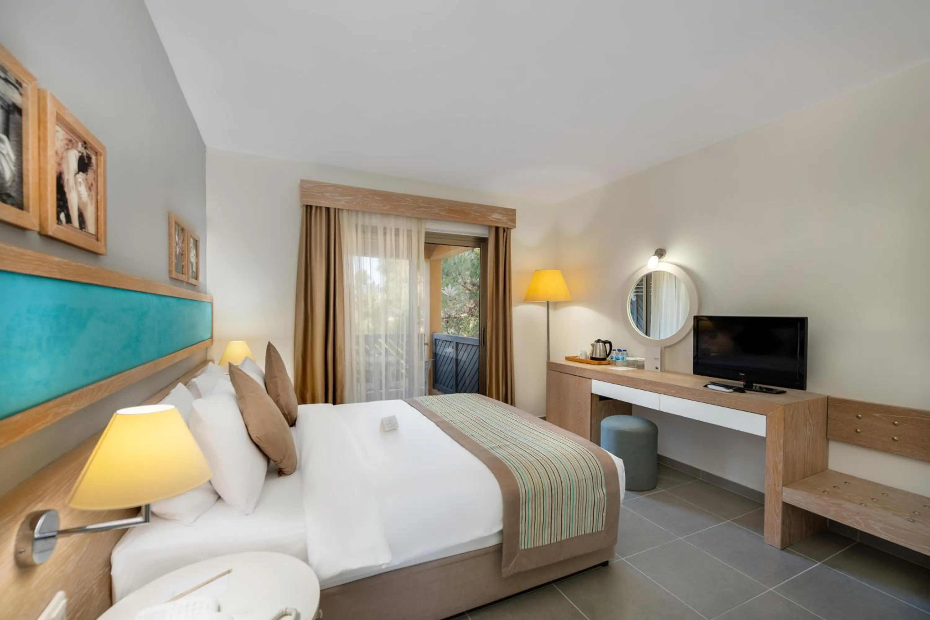 Photo of the whole room in Asteria Collection Side