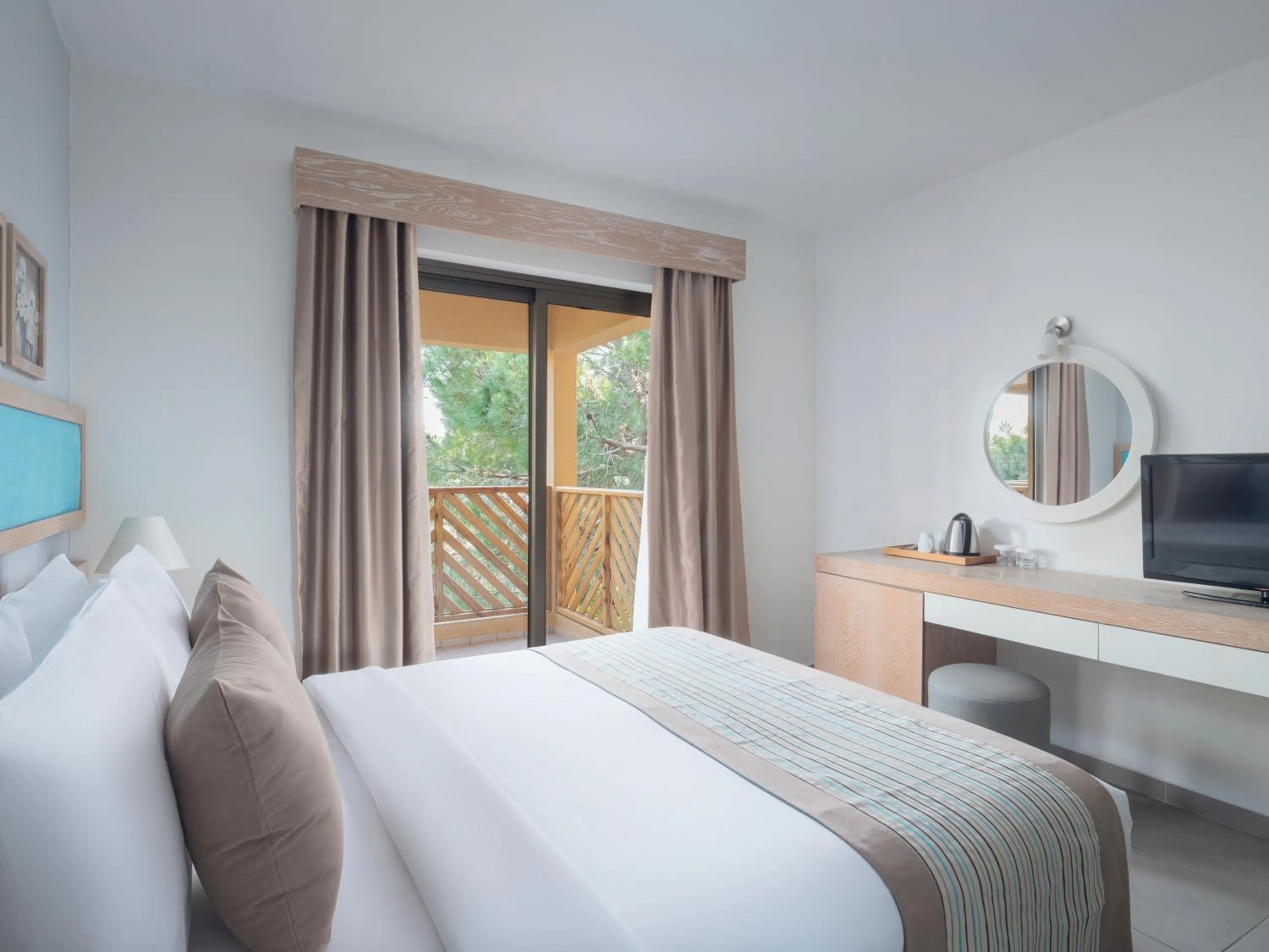 Photo of the whole room in Asteria Collection Side