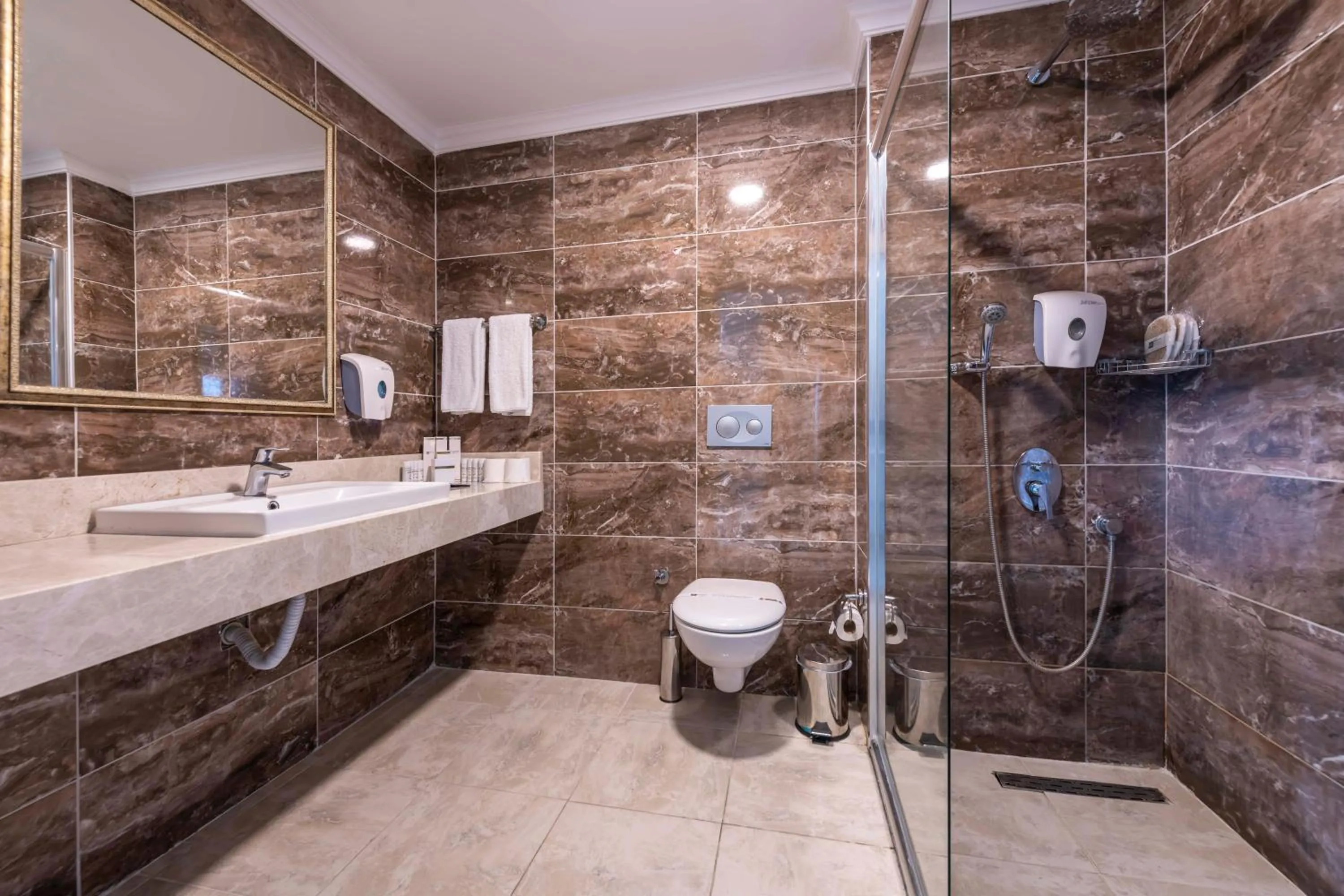 Shower in Asteria Collection Side