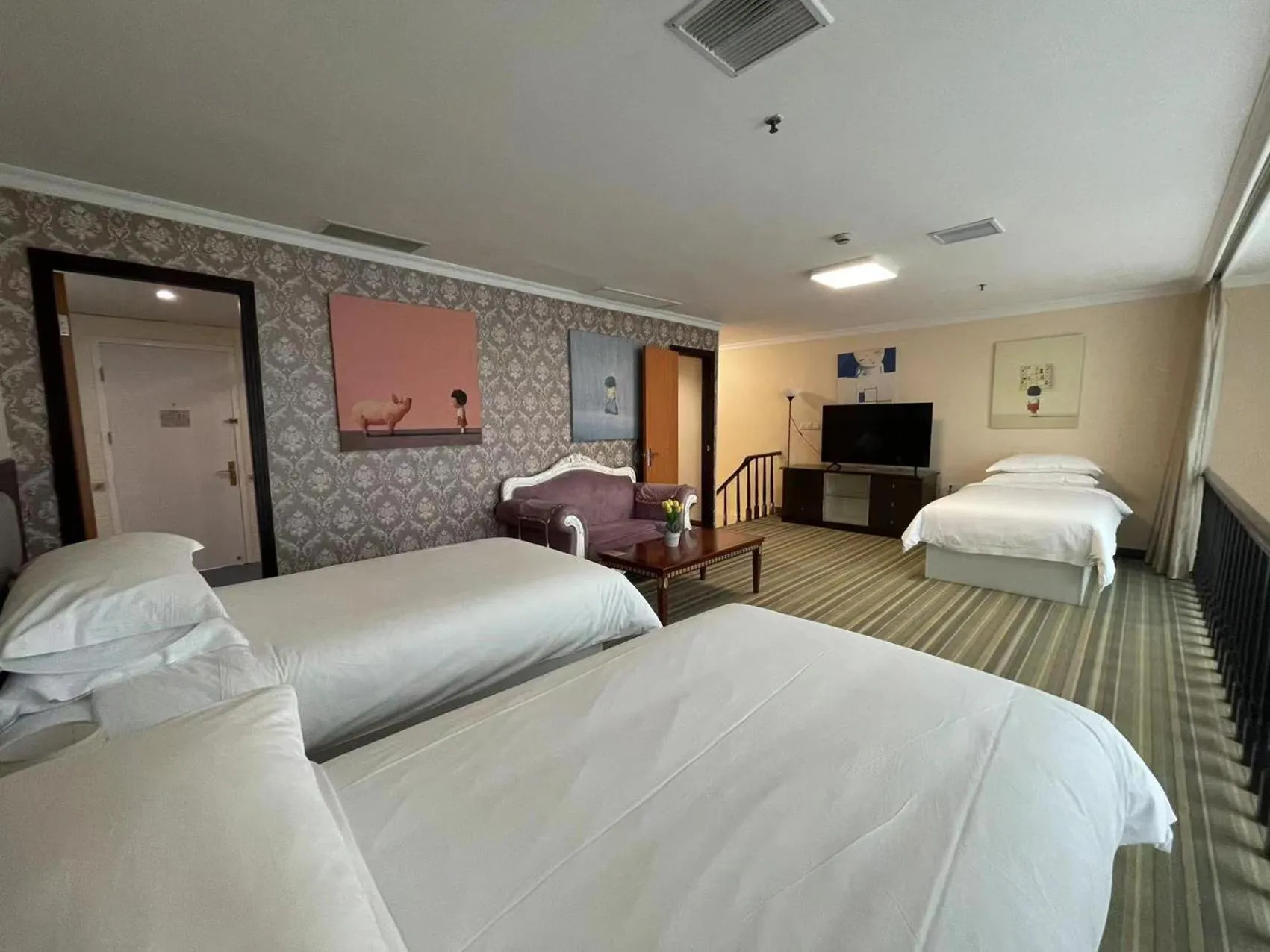 Bedroom, Bed in Magnificent International Hotel