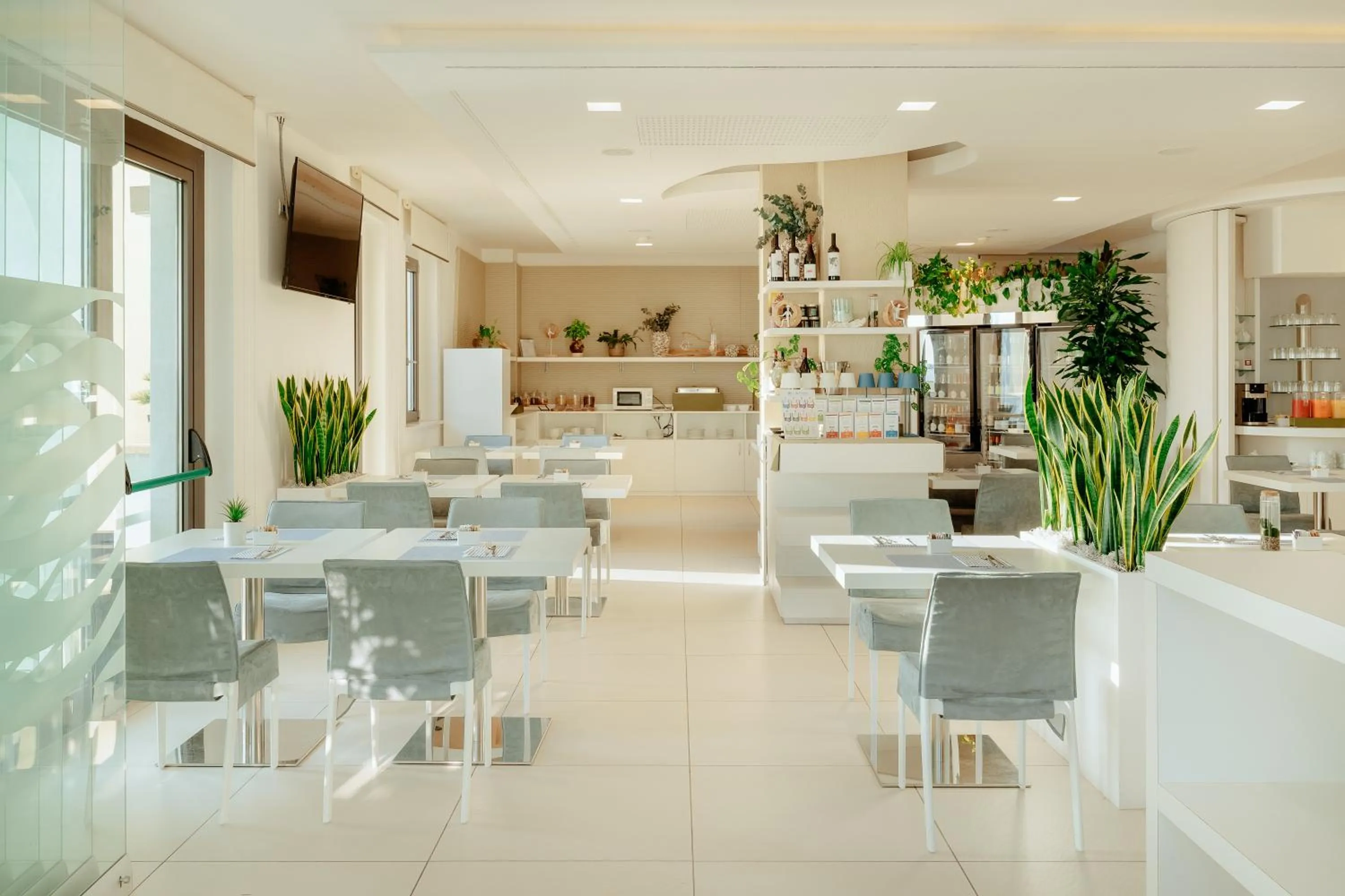 Restaurant/places to eat in Life Hotel Seaview & Spa