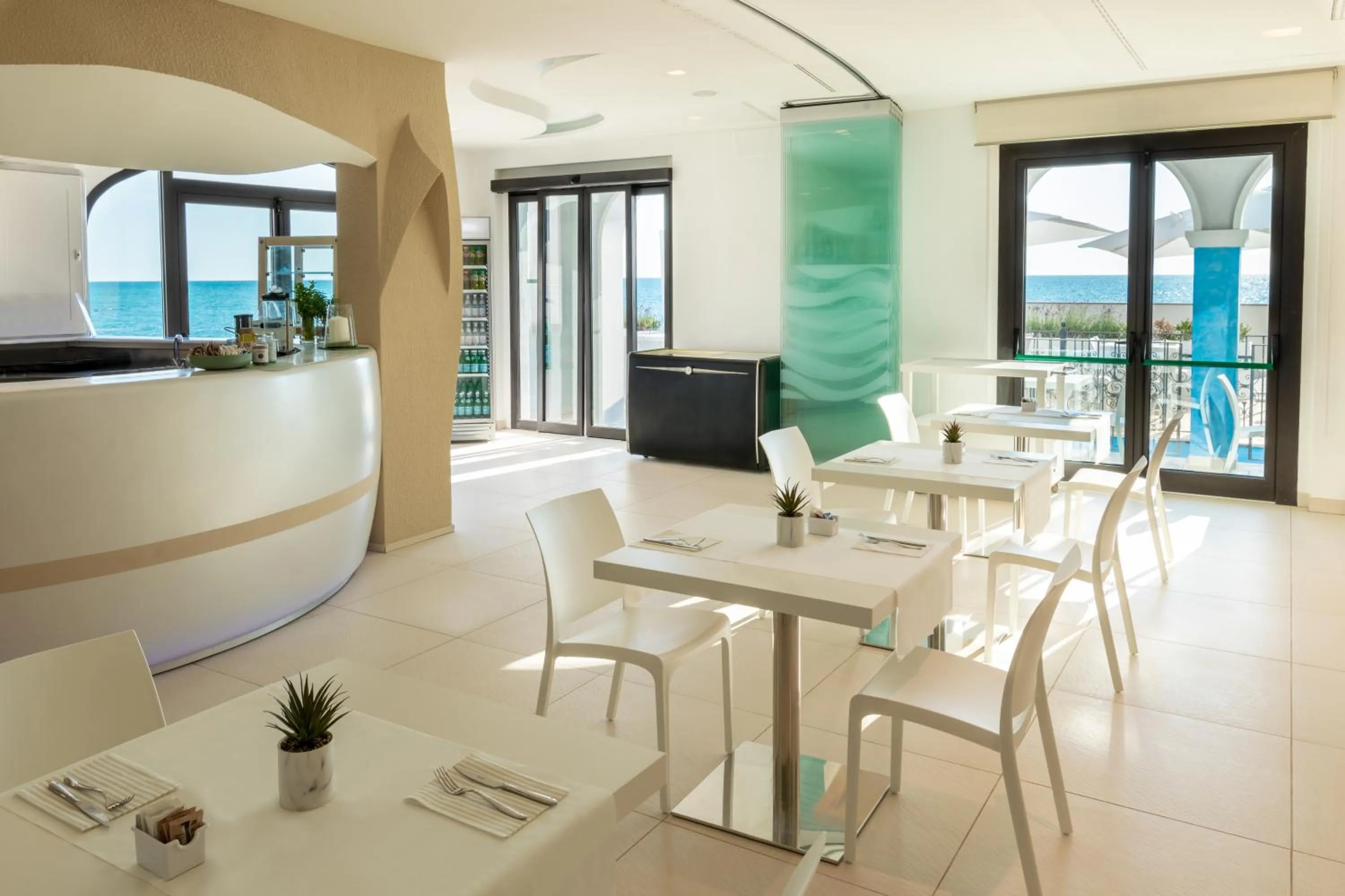 Restaurant/places to eat in Life Hotel Seaview & Spa