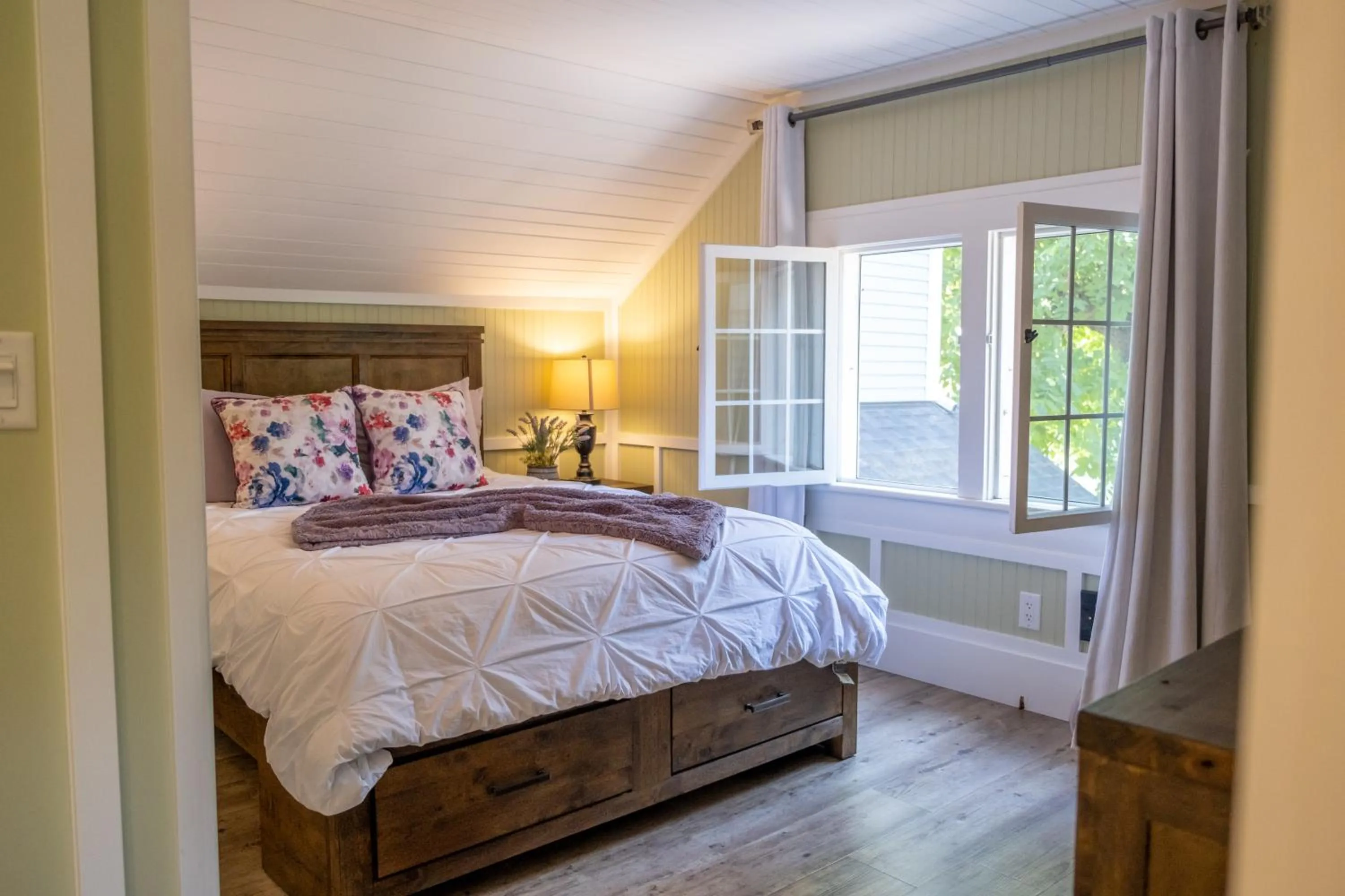 Bed in Kelowna Bed & Breakfast - CHATHAM HOUSE