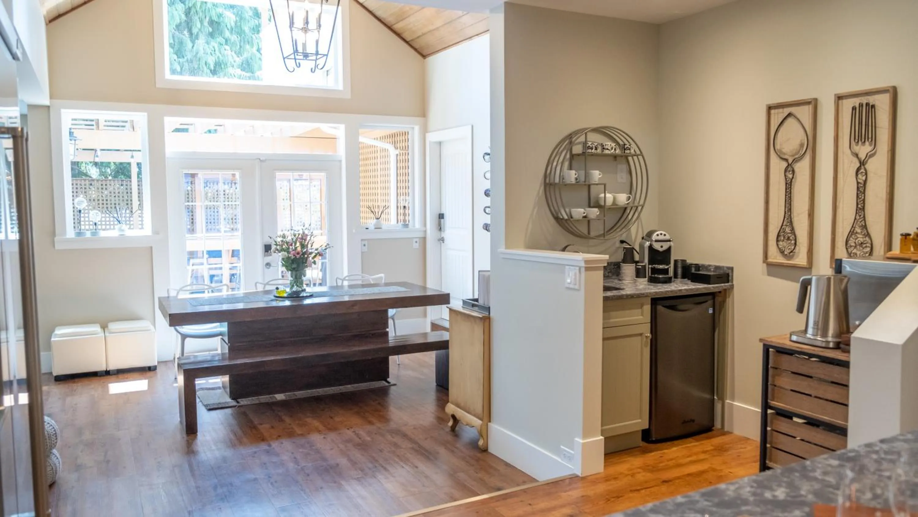 Dining area in Kelowna Bed & Breakfast - CHATHAM HOUSE