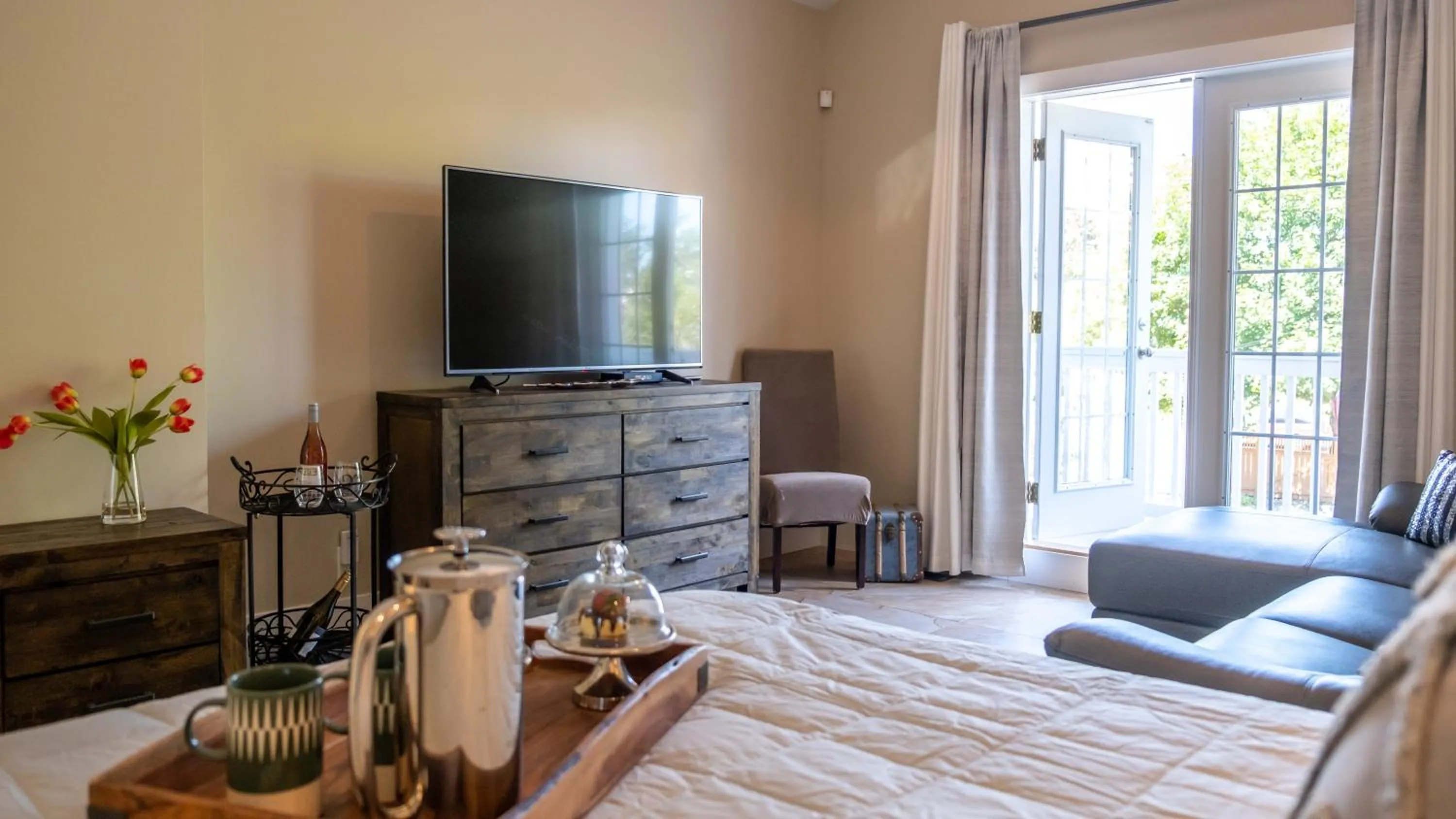 TV and multimedia in Kelowna Bed & Breakfast - CHATHAM HOUSE