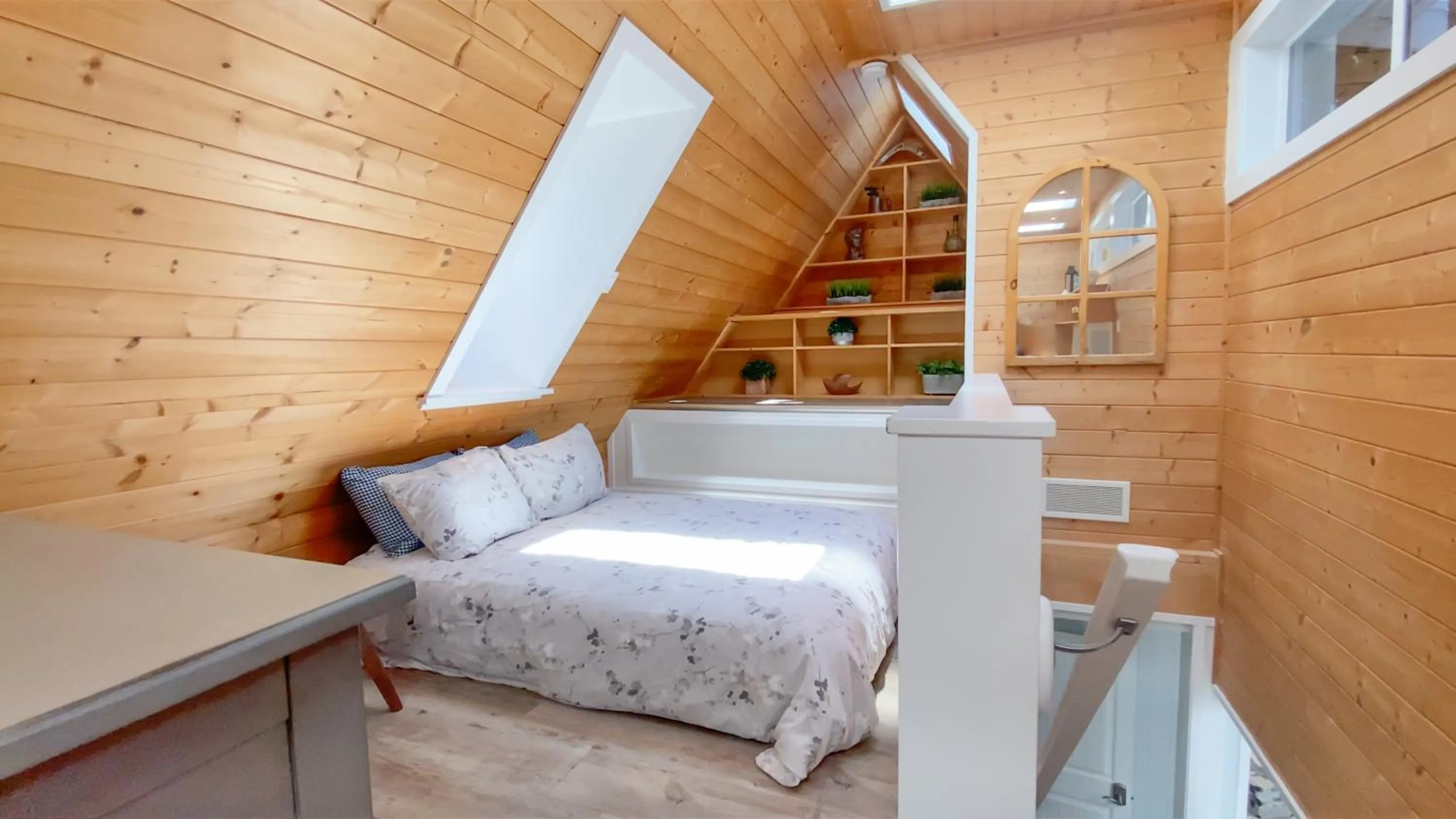 Seating area, Bed in Kelowna Bed & Breakfast - CHATHAM HOUSE