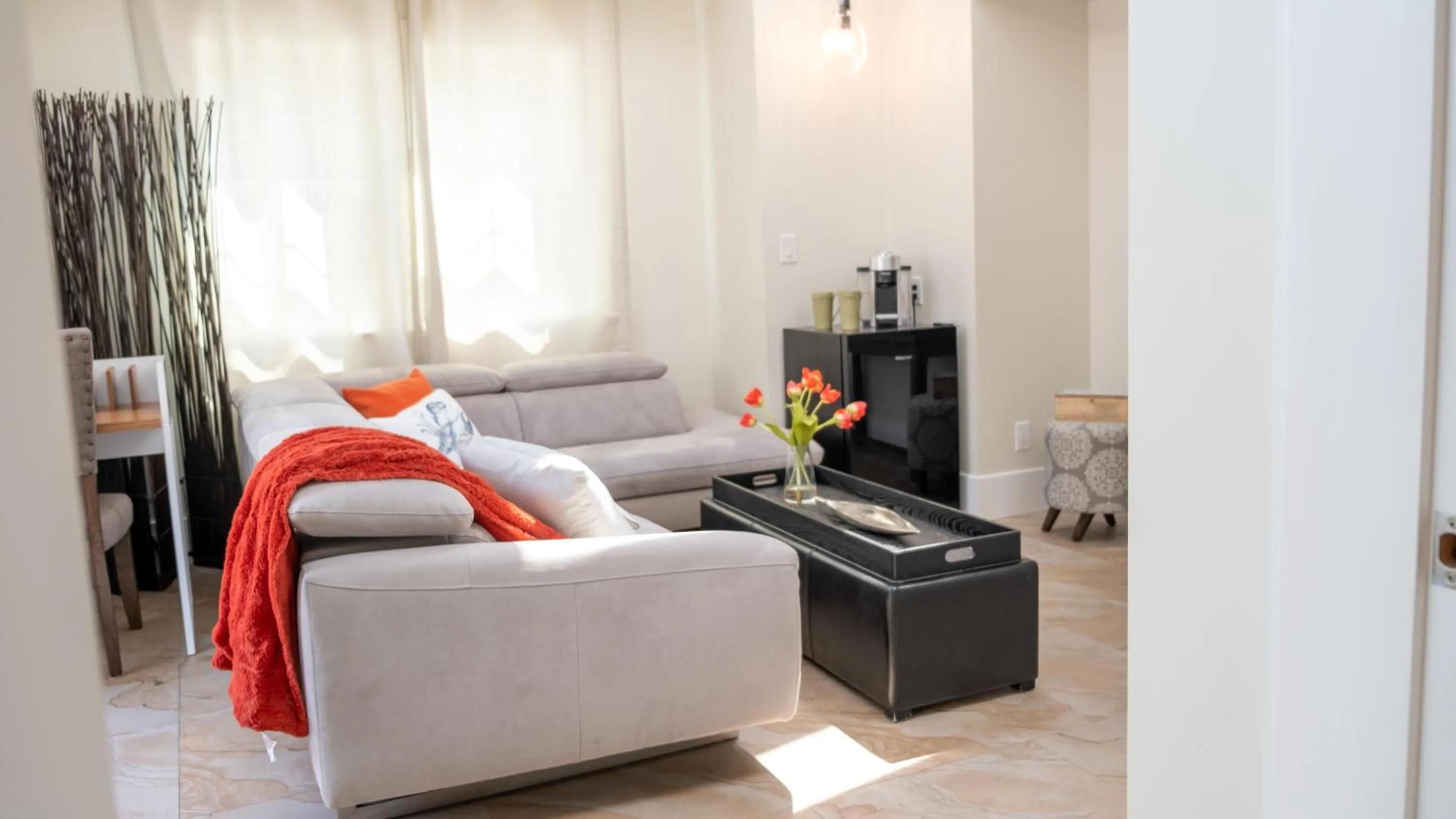 Living room in Kelowna Bed & Breakfast - CHATHAM HOUSE