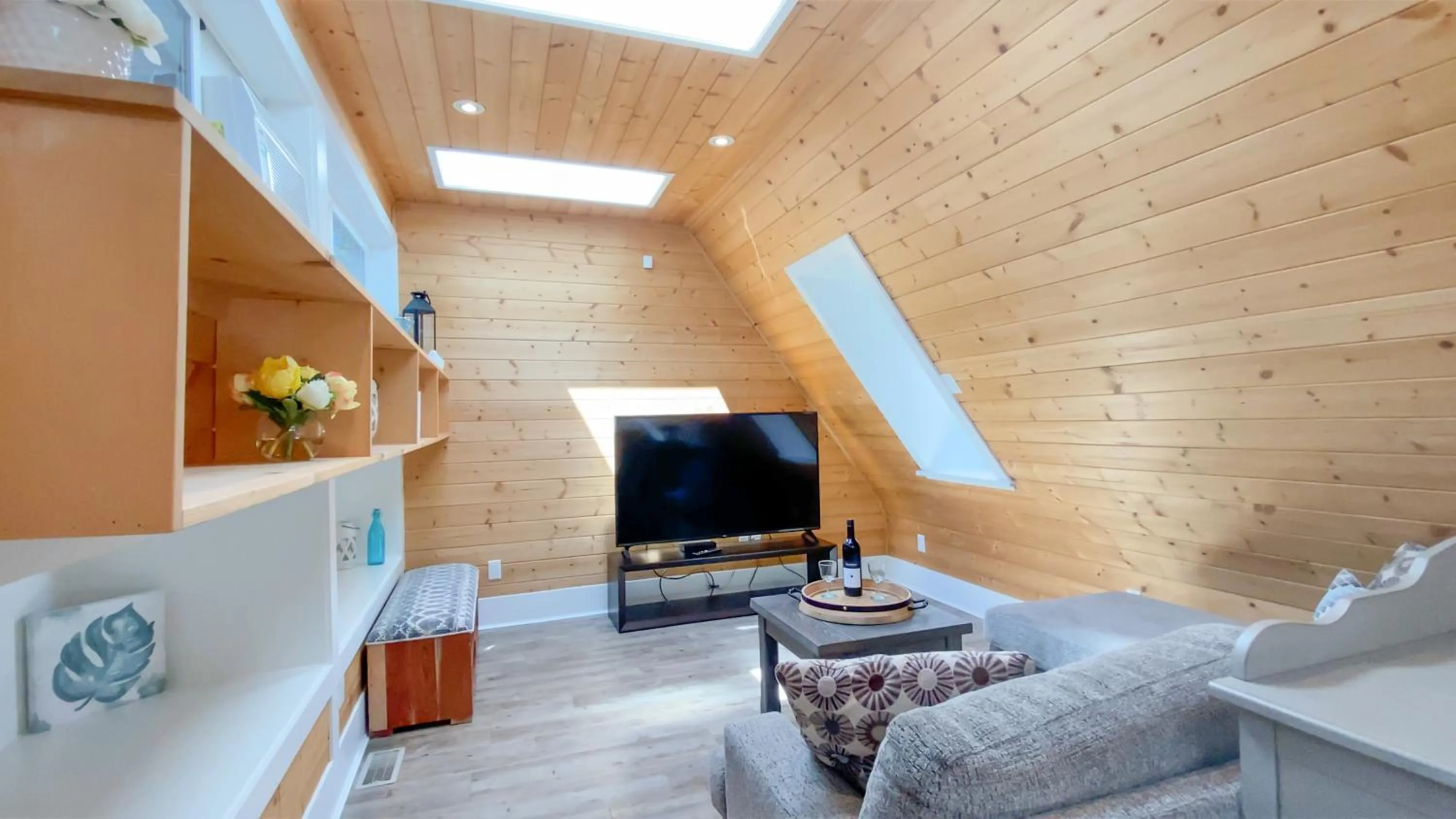 Communal lounge/ TV room in Kelowna Bed & Breakfast - CHATHAM HOUSE