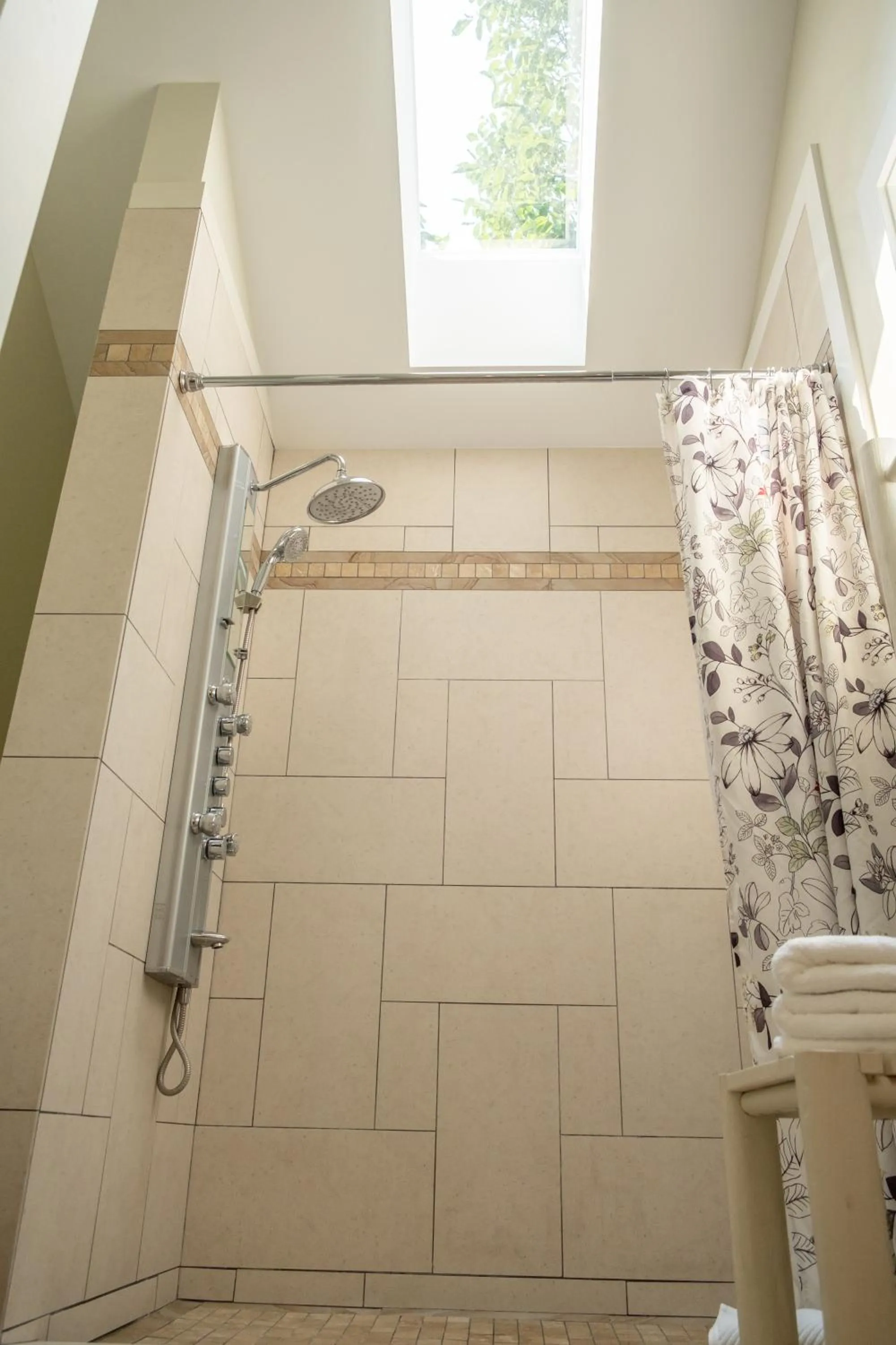 Shower in Kelowna Bed & Breakfast - CHATHAM HOUSE